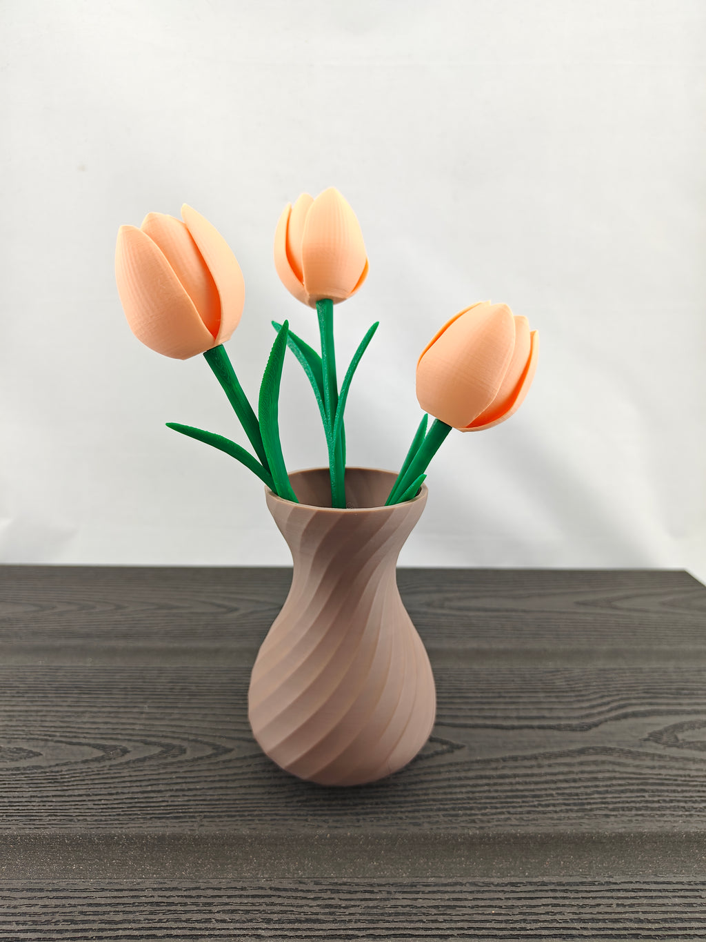 Tvistet vase med 3 valgfri tulipaner