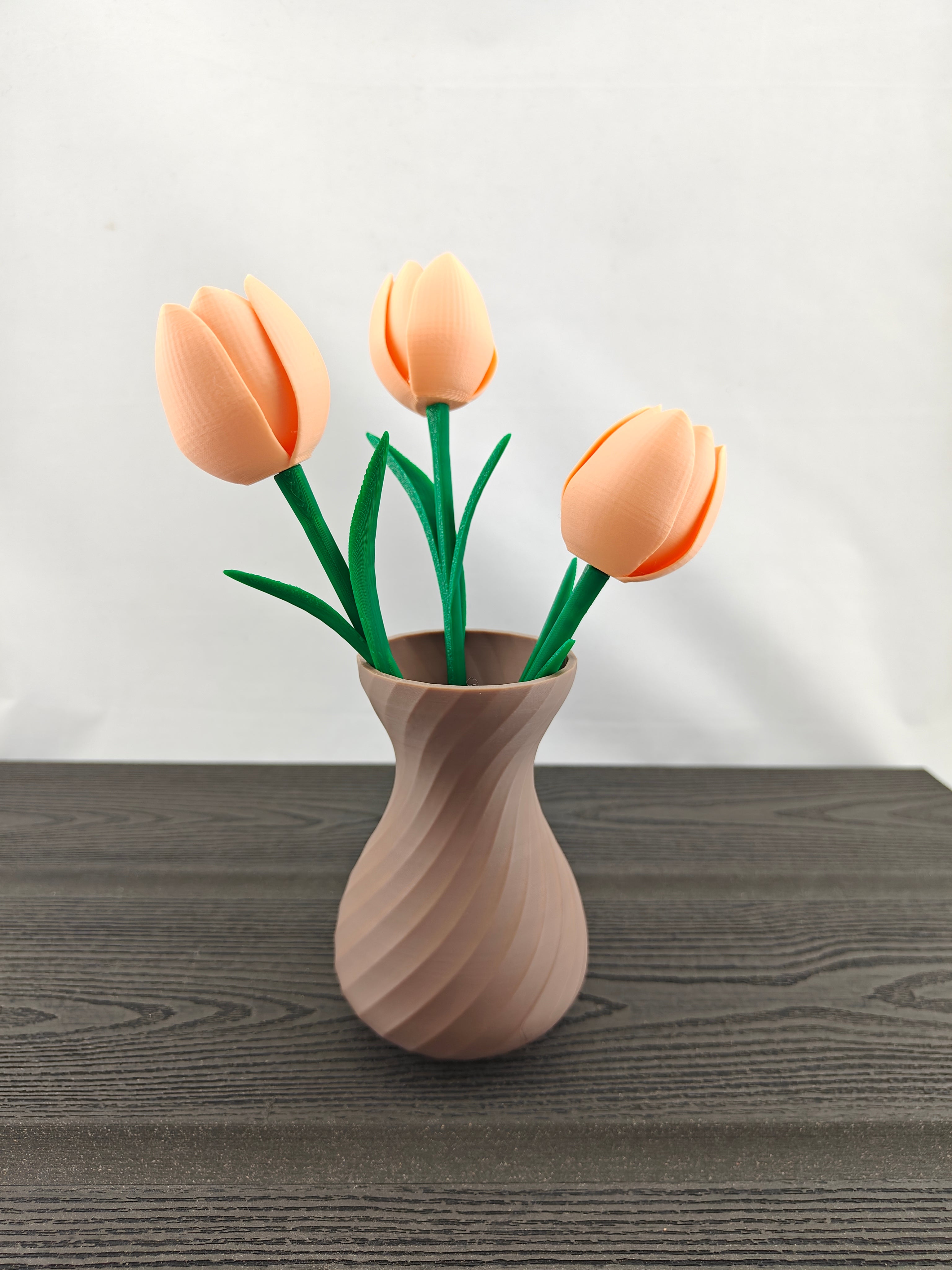 Tvistet vase med 3 valgfri tulipaner