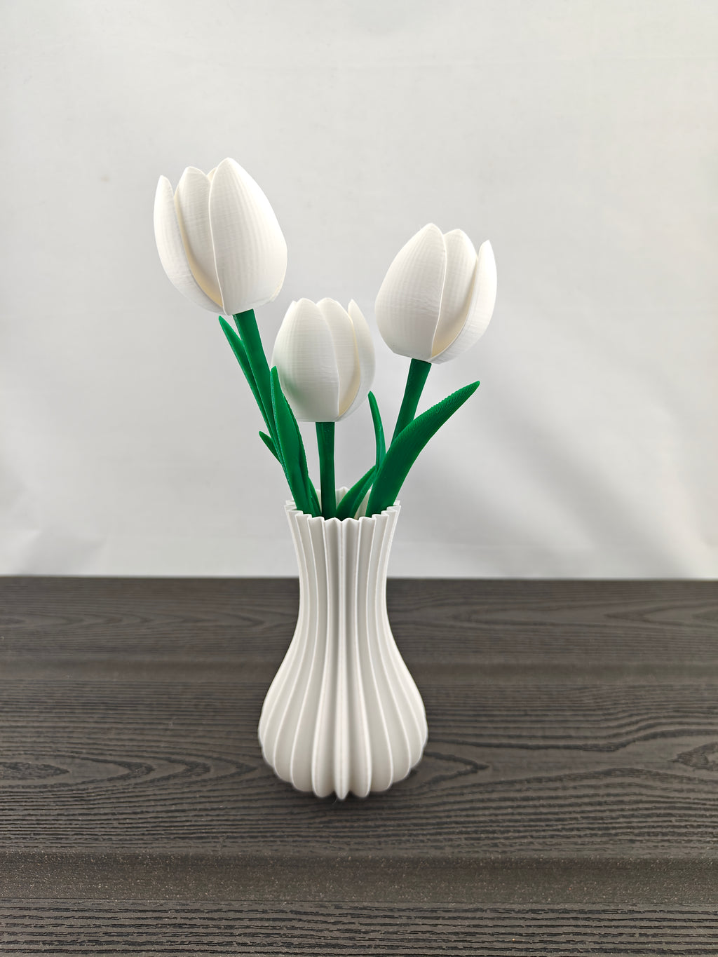 Rillet vase med 3 valgfri tulipaner