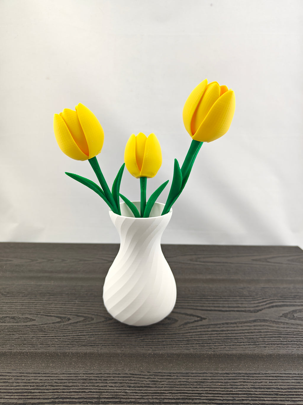 Tvistet vase med 3 valgfri tulipaner