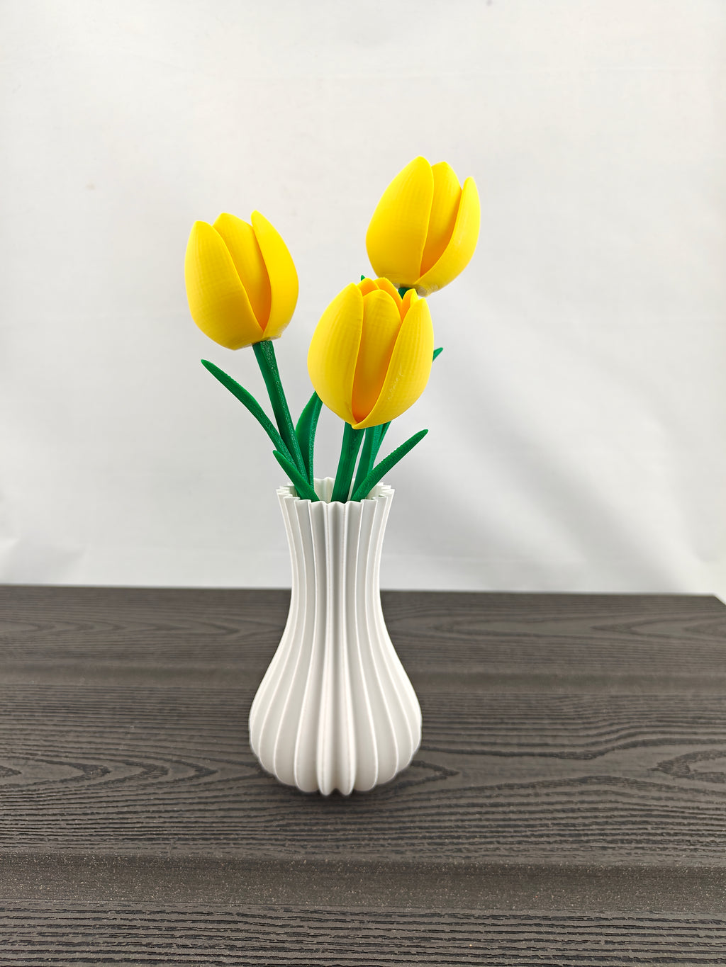 Rillet vase med 3 valgfri tulipaner