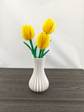 Rillet vase med 3 valgfri tulipaner