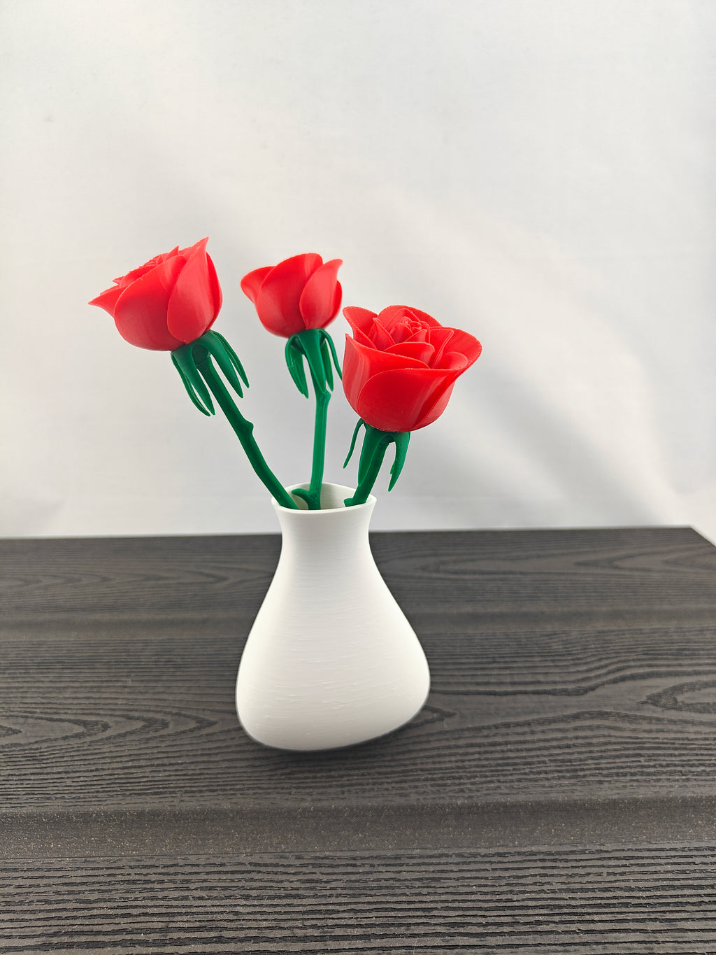 Trekant vase med 3 valgfri roser