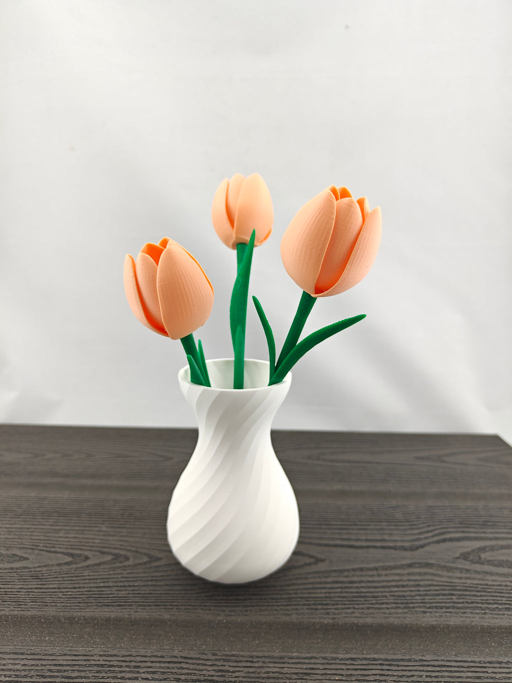 Tvistet vase med 3 valgfri tulipaner