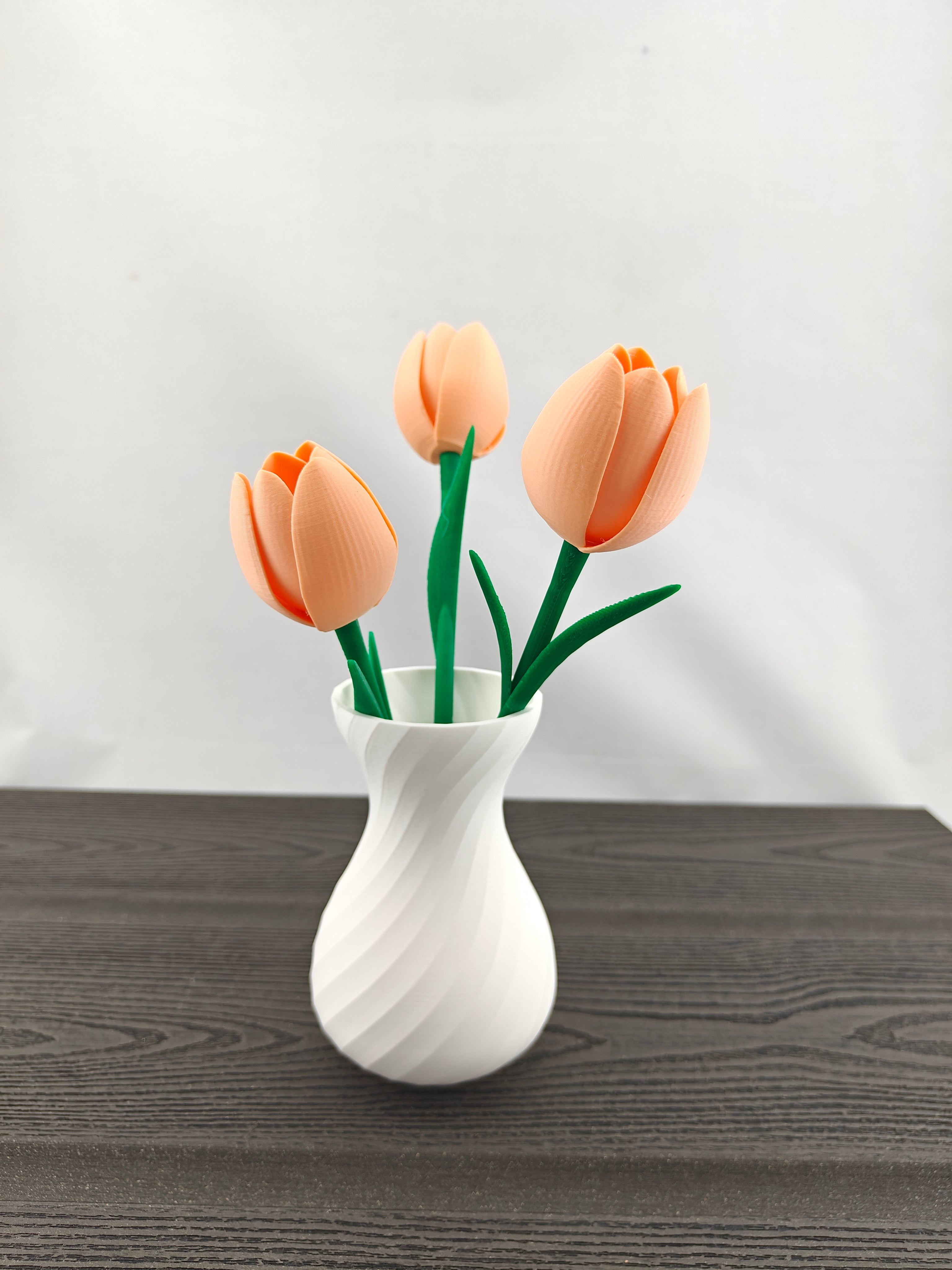 Tvistet vase med 3 valgfri tulipaner