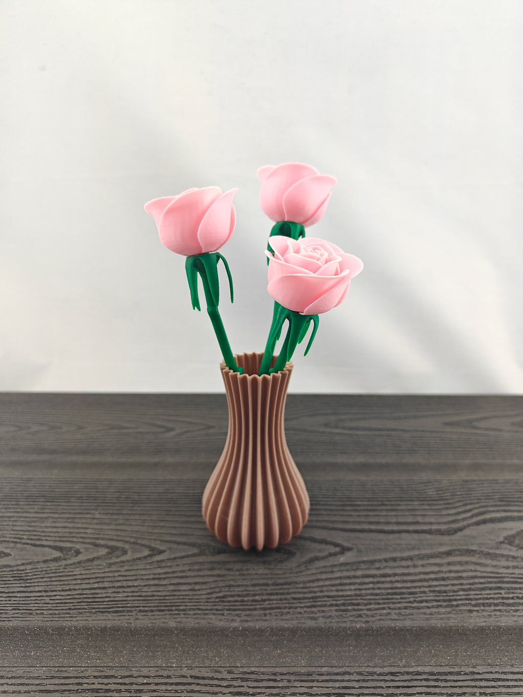 Rillet vase med 3 valgfri roser