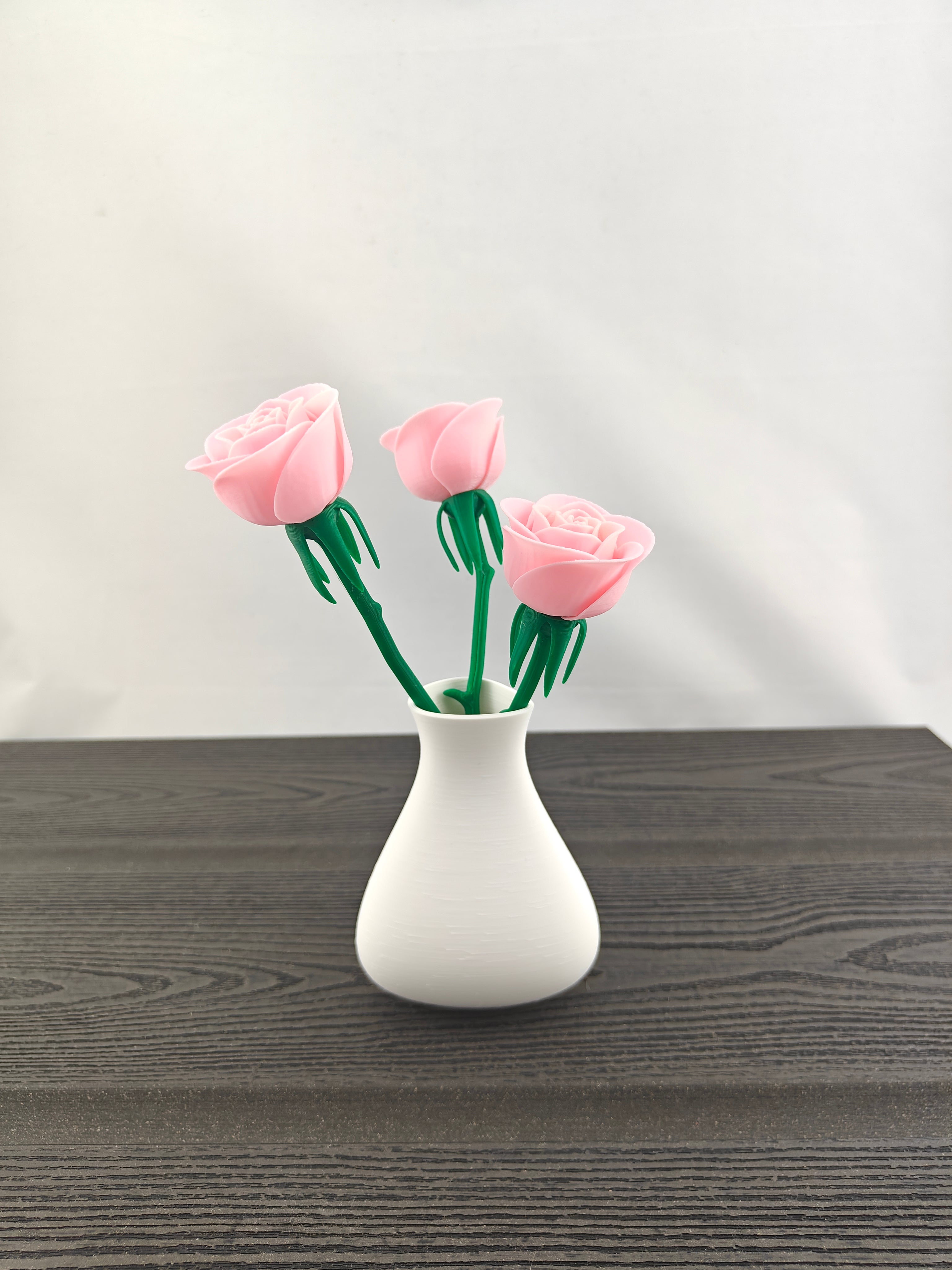 Trekant vase med 3 valgfri roser