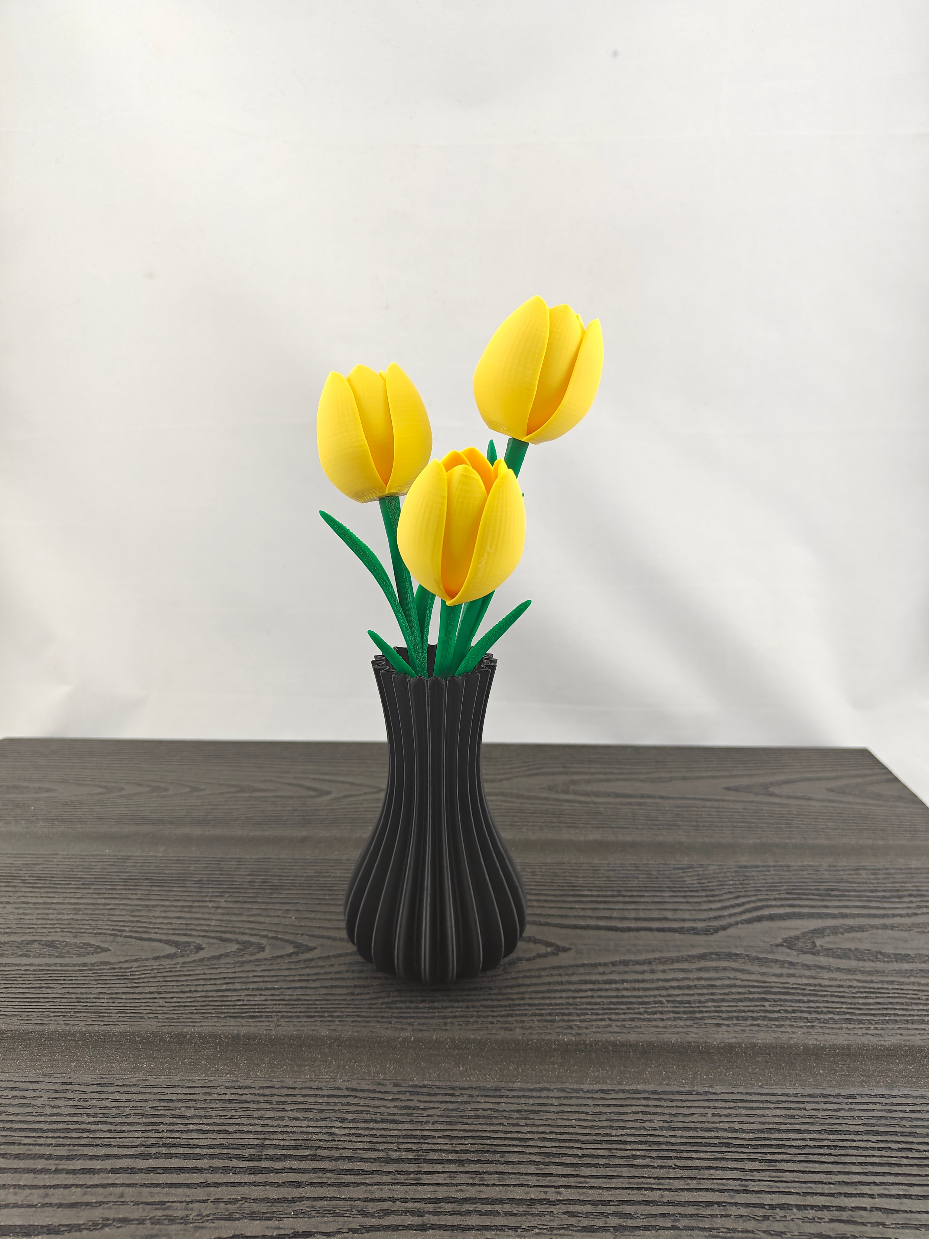 Rillet vase med 3 valgfri tulipaner