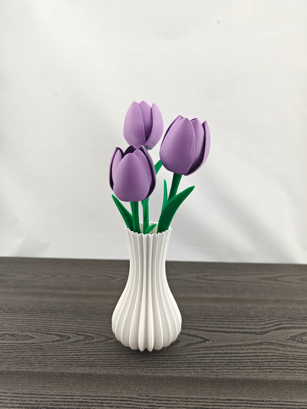 Rillet vase med 3 valgfri tulipaner