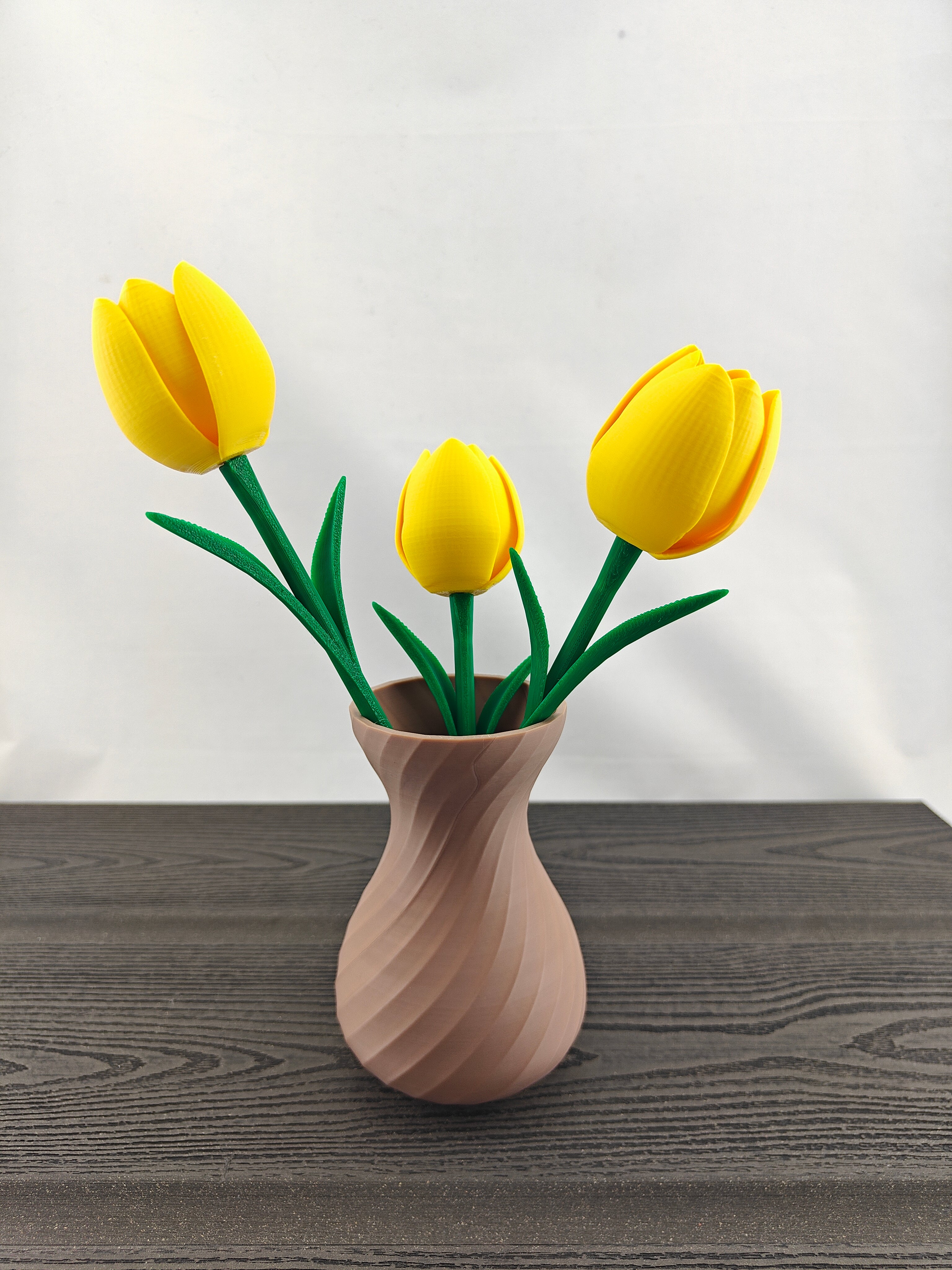 Tvistet vase med 3 valgfri tulipaner