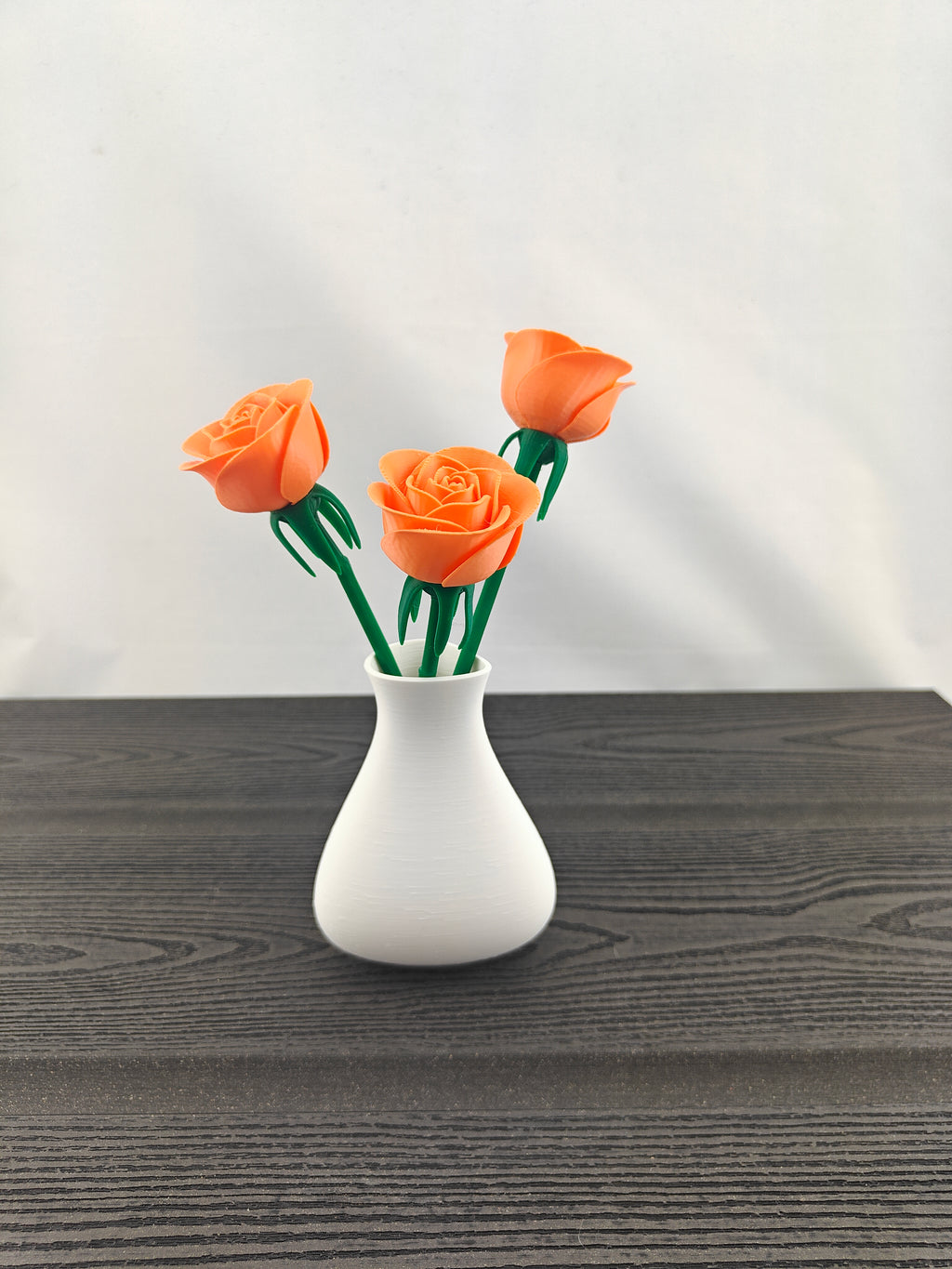 Trekant vase med 3 valgfri roser