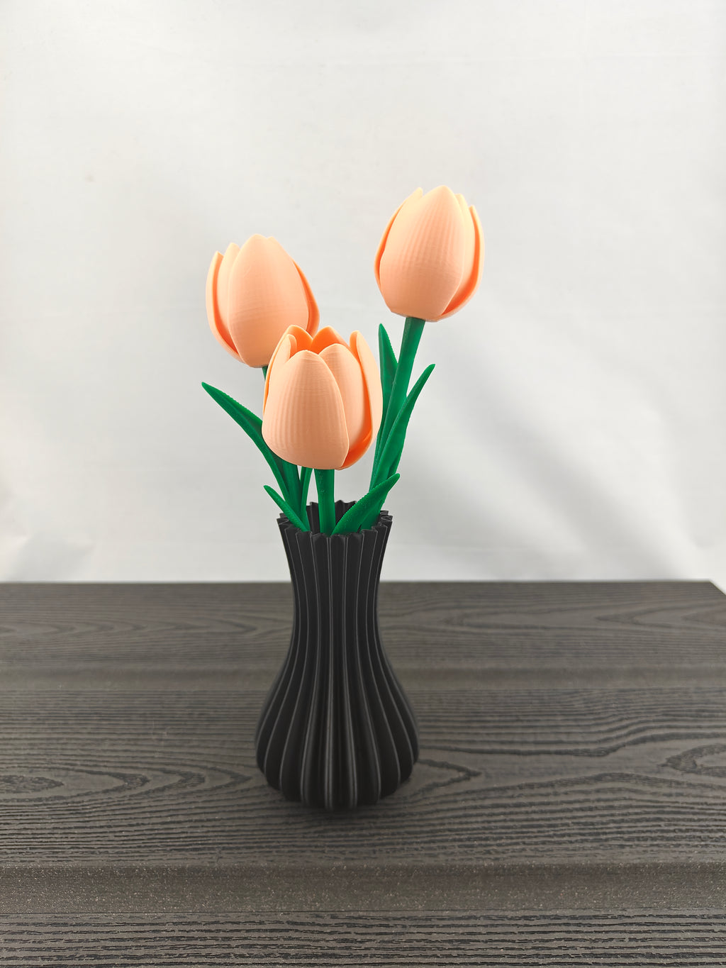 Rillet vase med 3 valgfri tulipaner