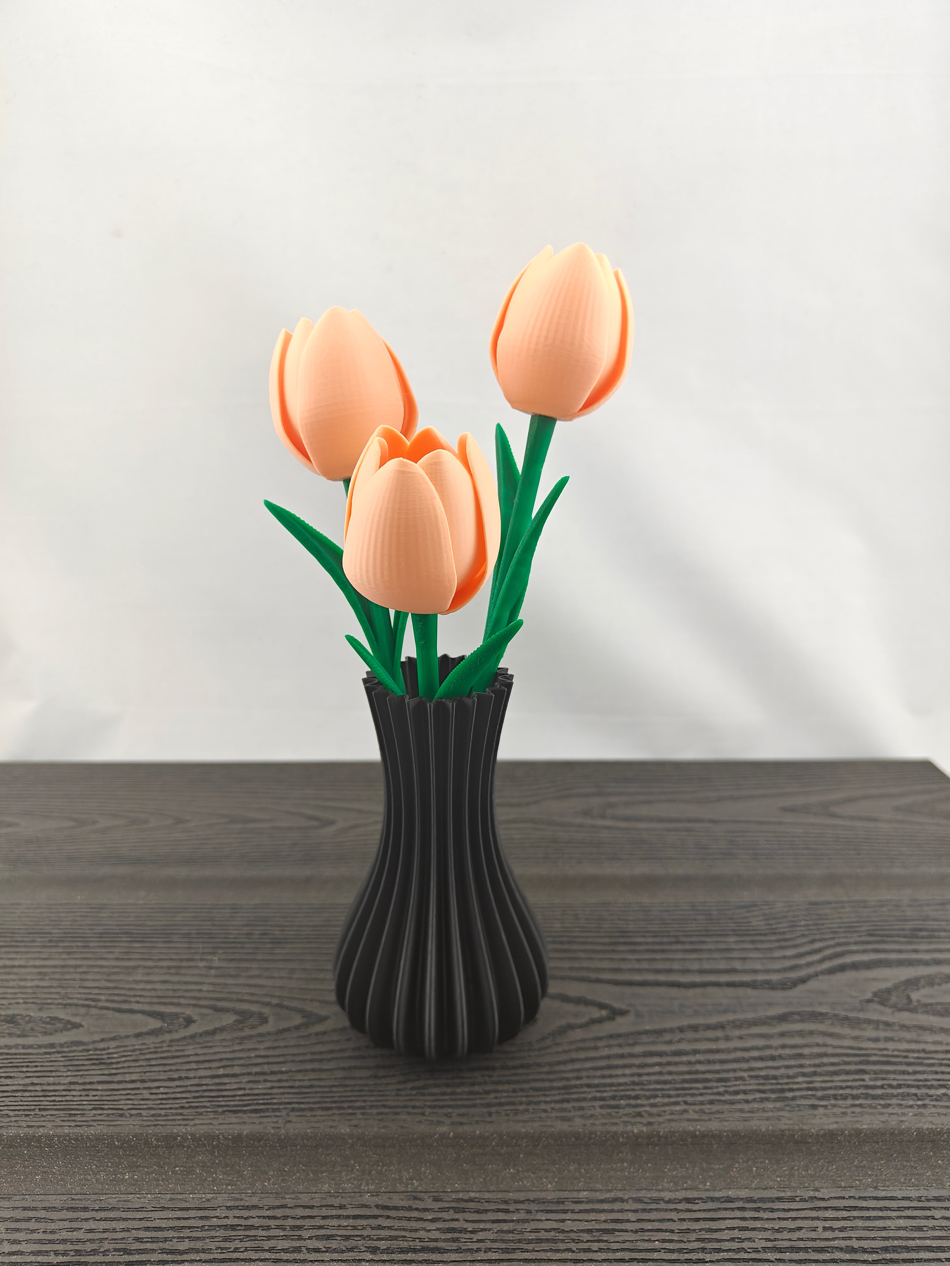 Rillet vase med 3 valgfri tulipaner