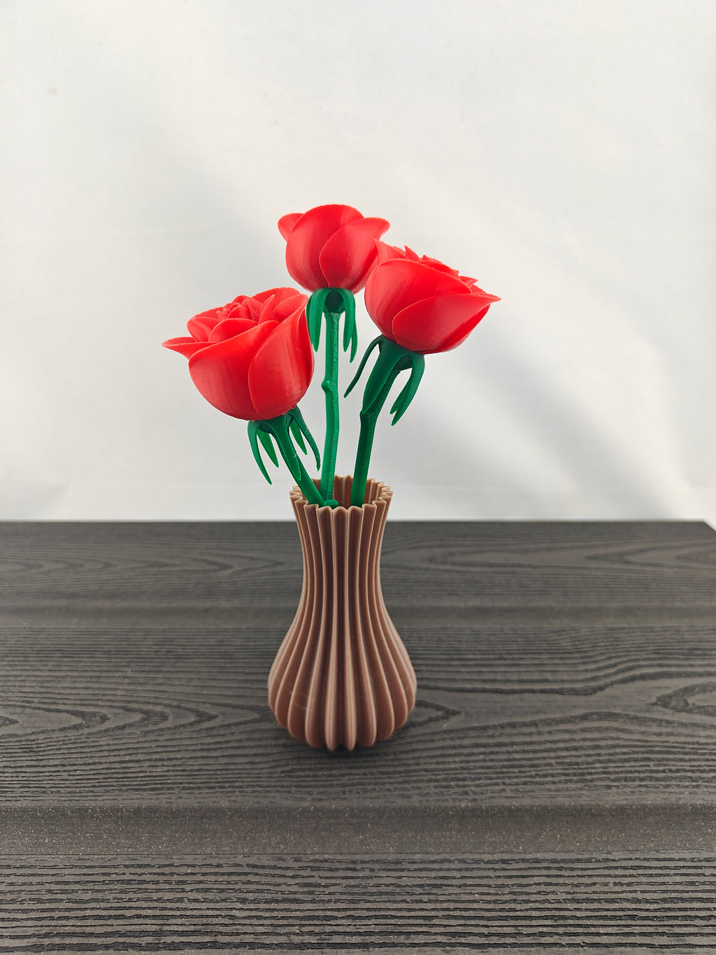 Rillet vase med 3 valgfri roser