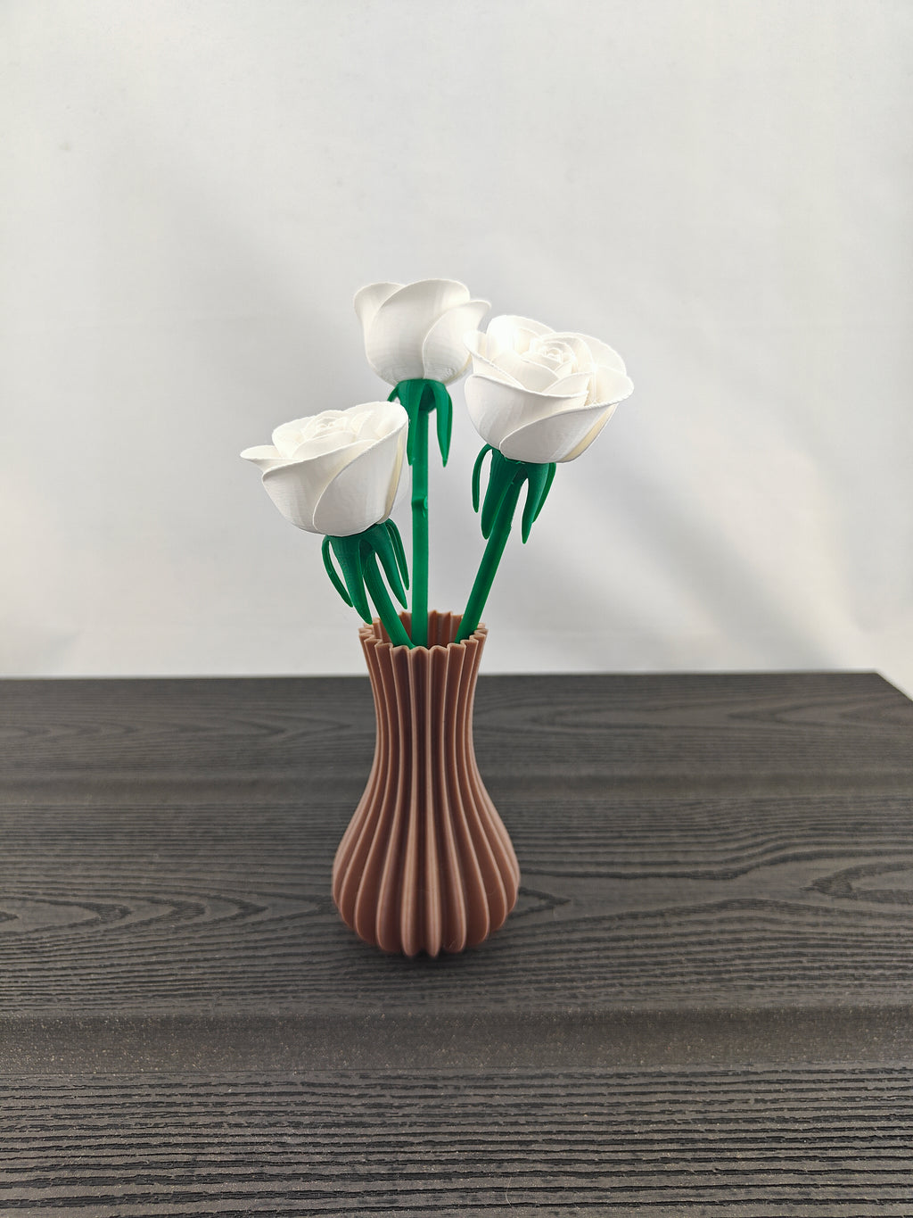 Rillet vase med 3 valgfri roser