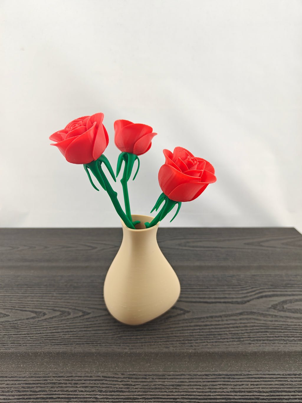 Trekant vase med 3 valgfri roser