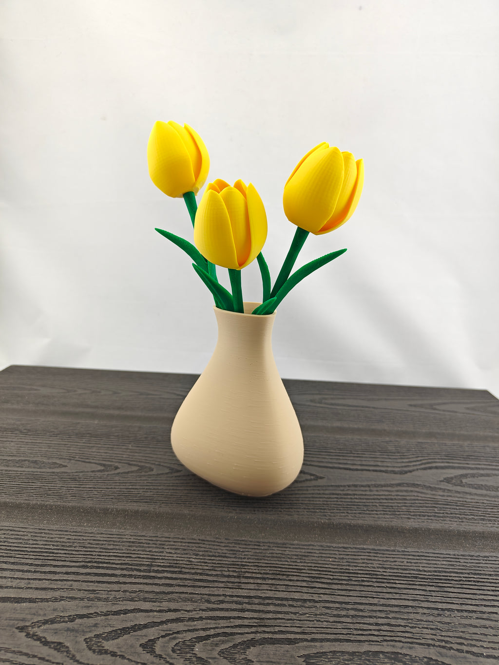 Trekant vase med 3 valgfri tulipaner