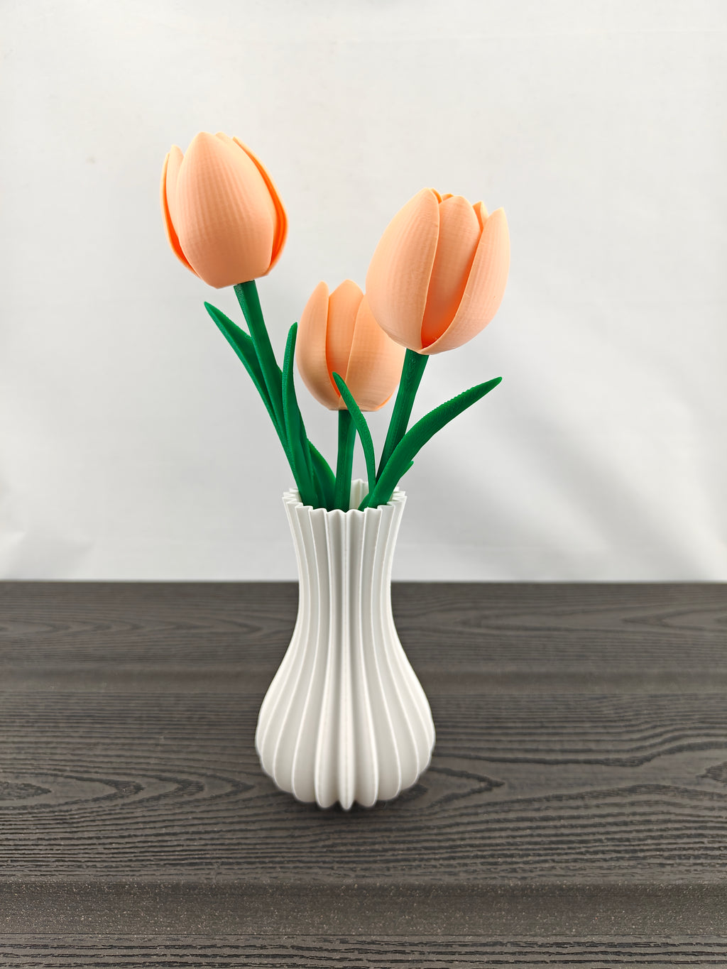 Rillet vase med 3 valgfri tulipaner