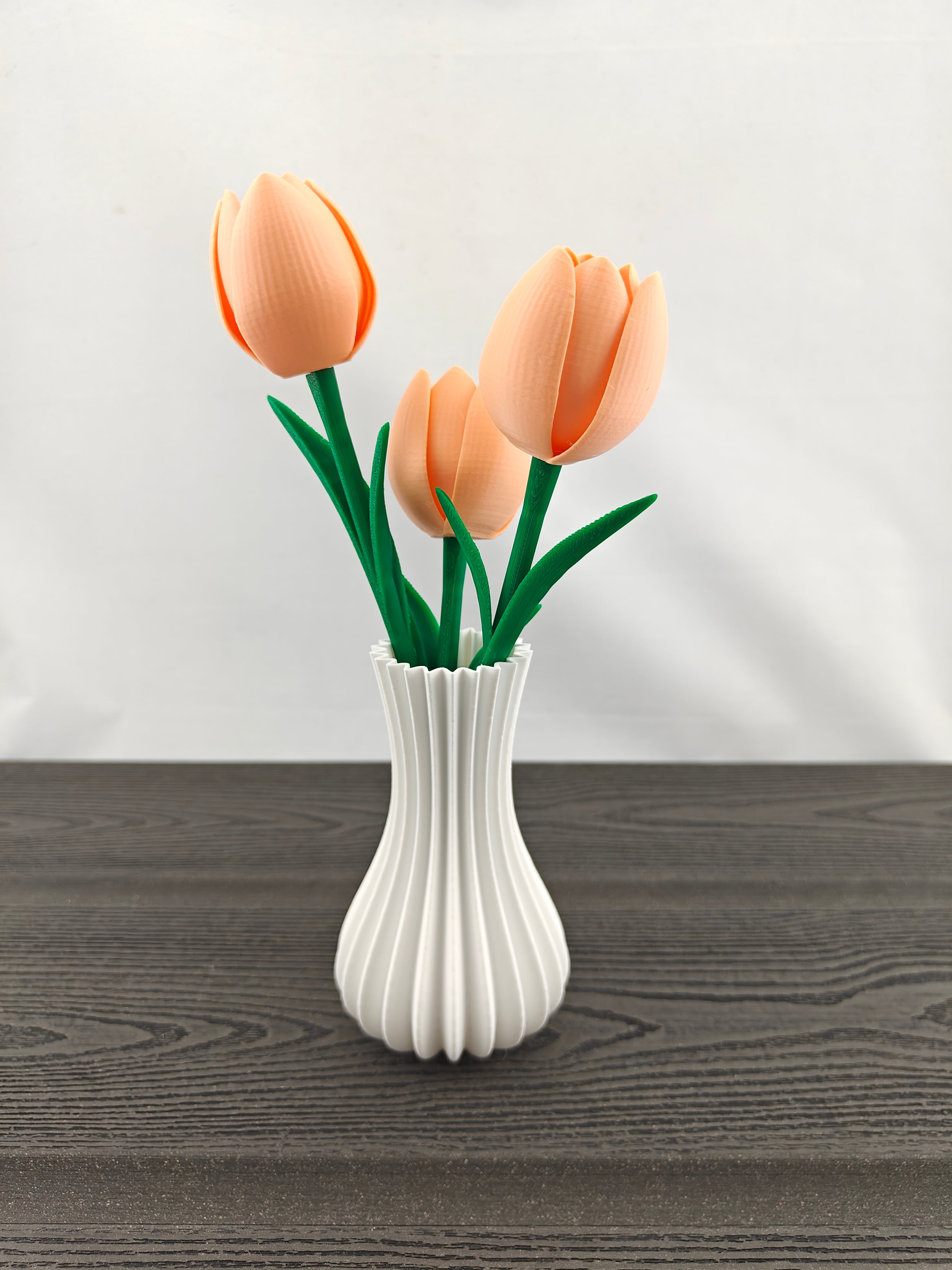 Rillet vase med 3 valgfri tulipaner