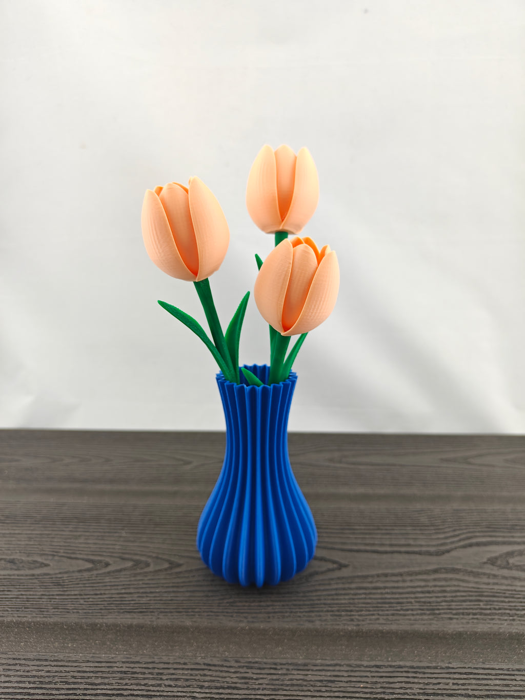 Rillet vase med 3 valgfri tulipaner