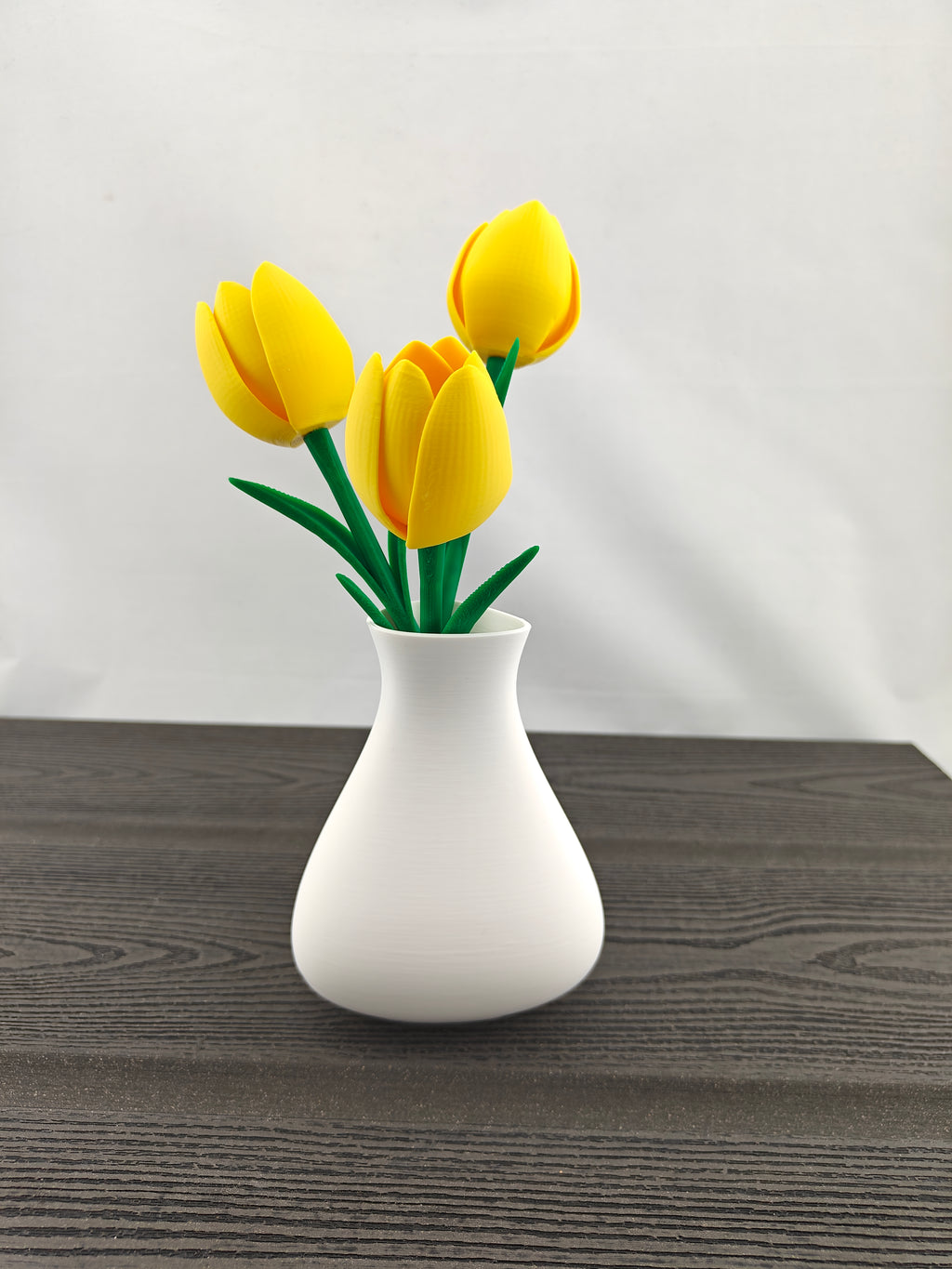 Trekant vase med 3 valgfri tulipaner