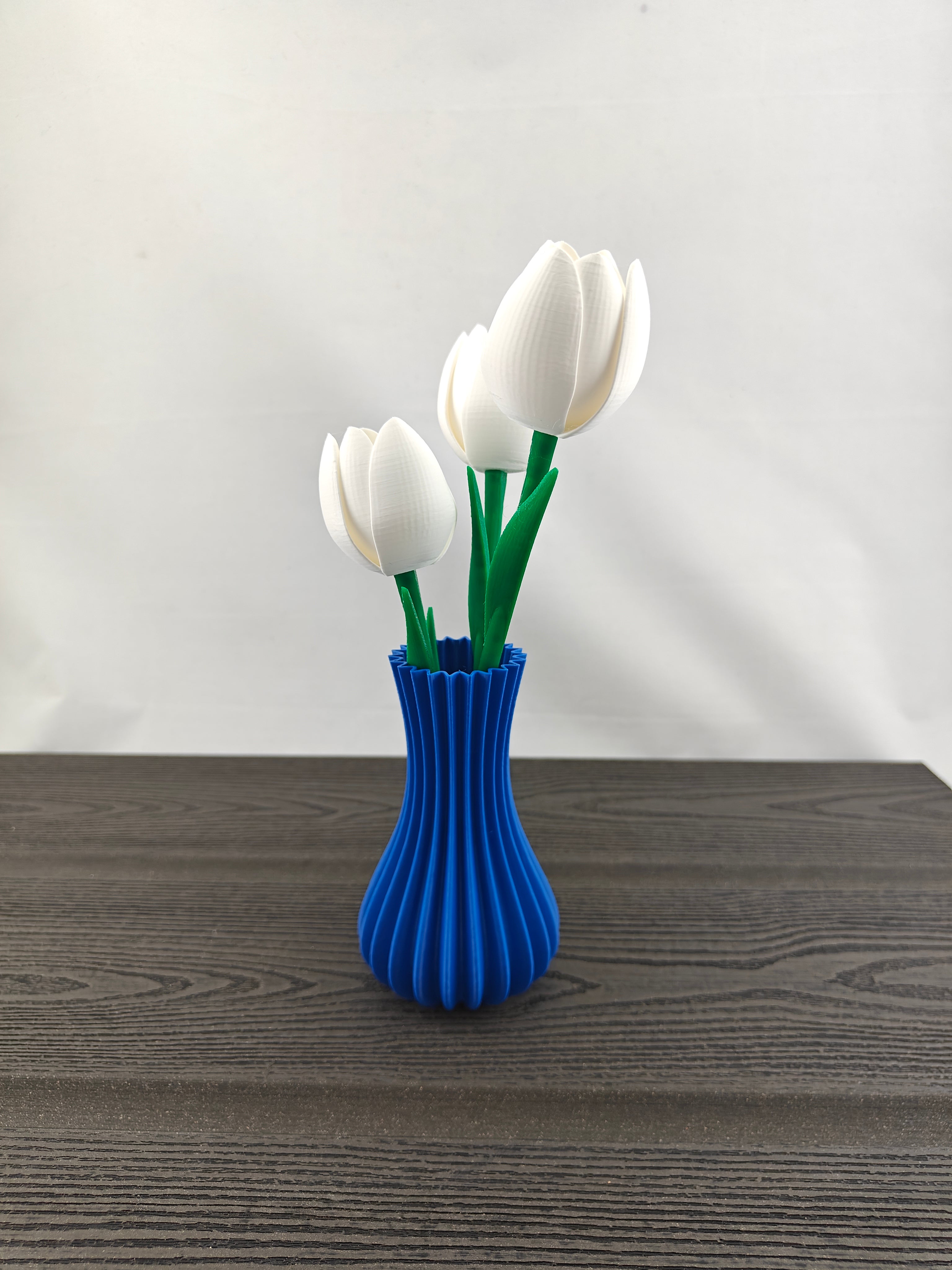 Rillet vase med 3 valgfri tulipaner