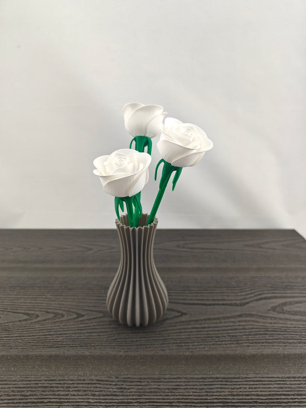 Rillet vase med 3 valgfri roser