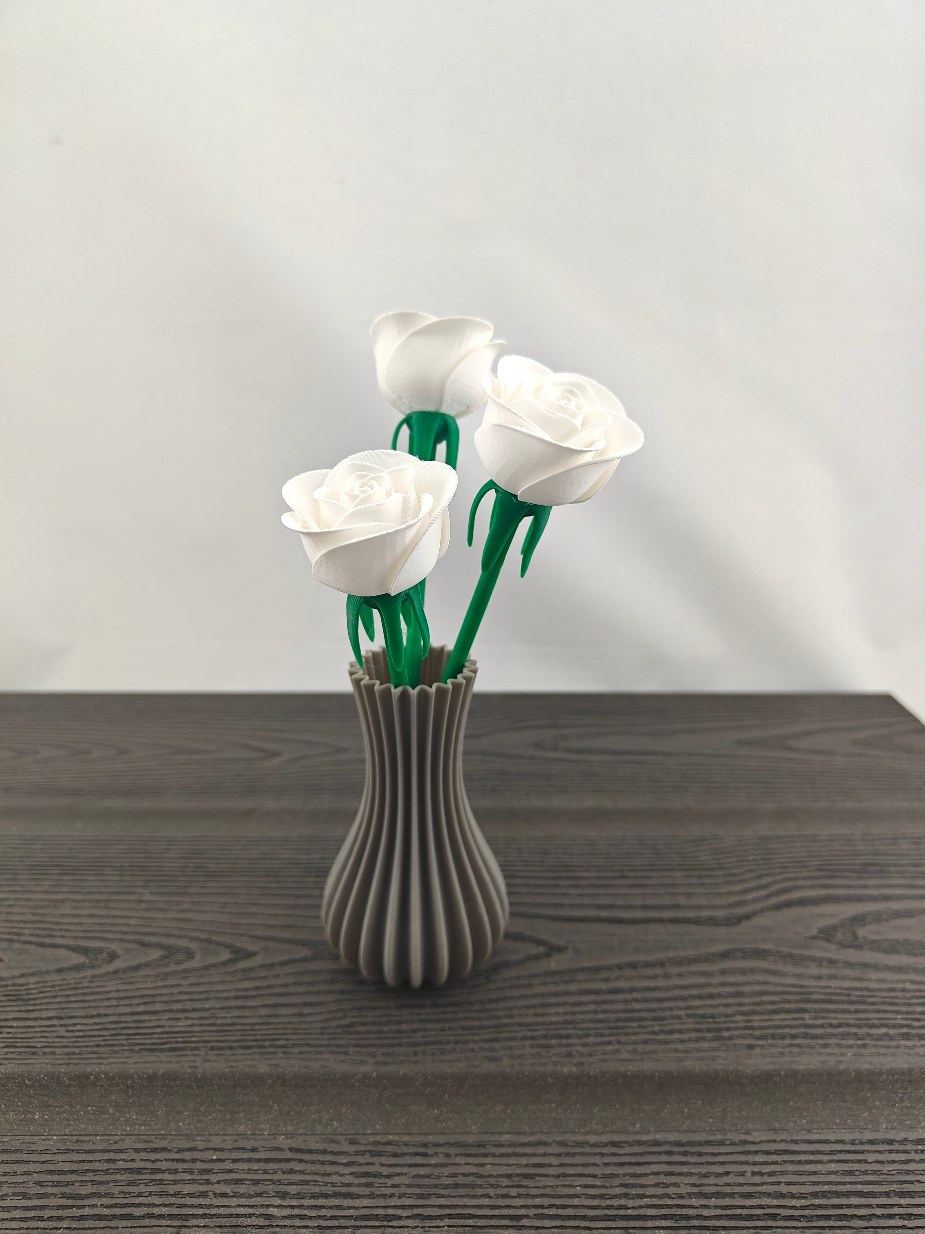 Rillet vase med 3 valgfri roser