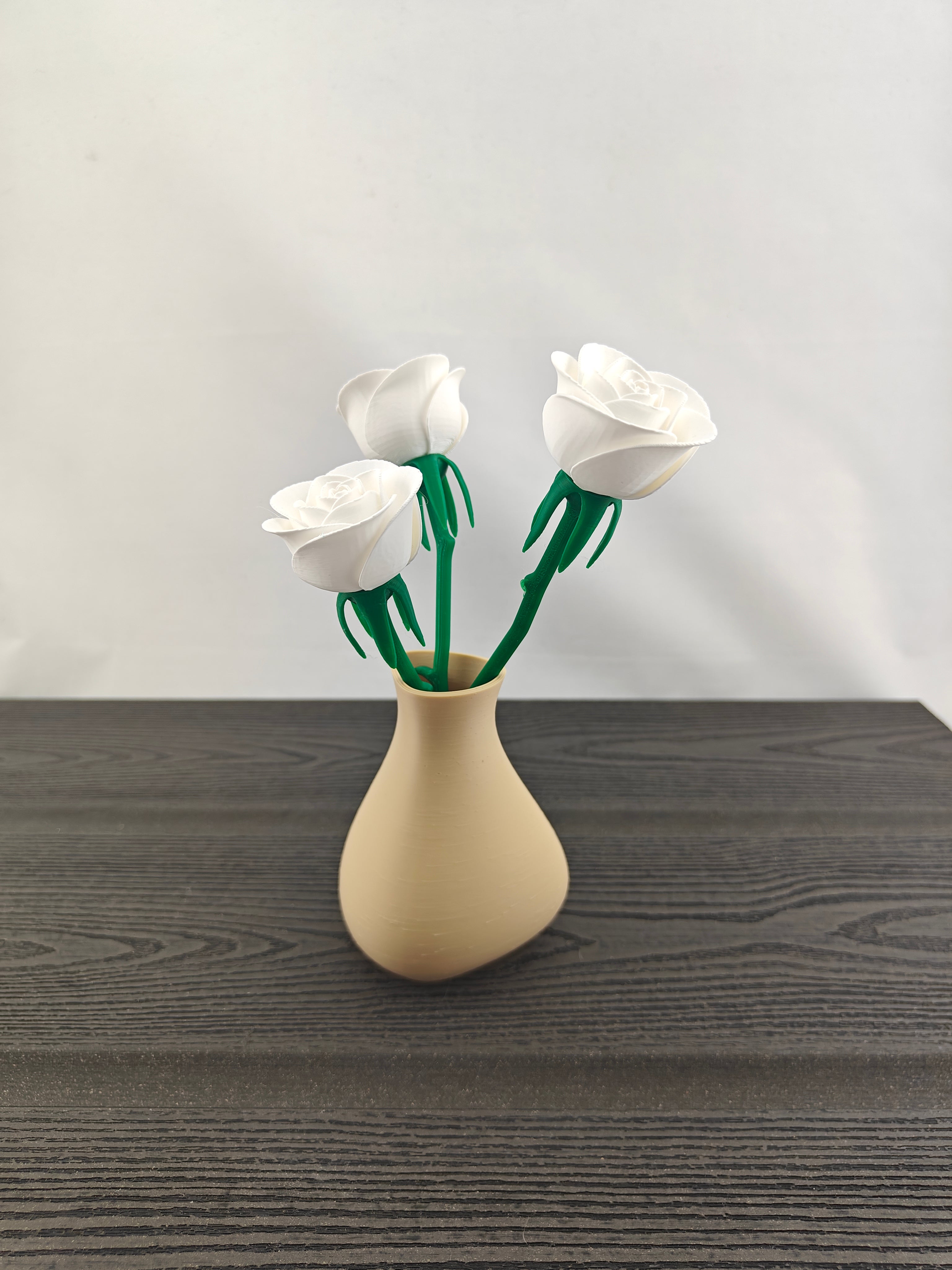 Trekant vase med 3 valgfri roser