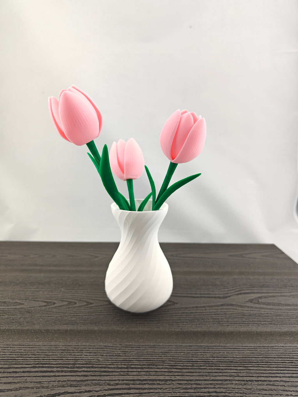 Tvistet vase med 3 valgfri tulipaner