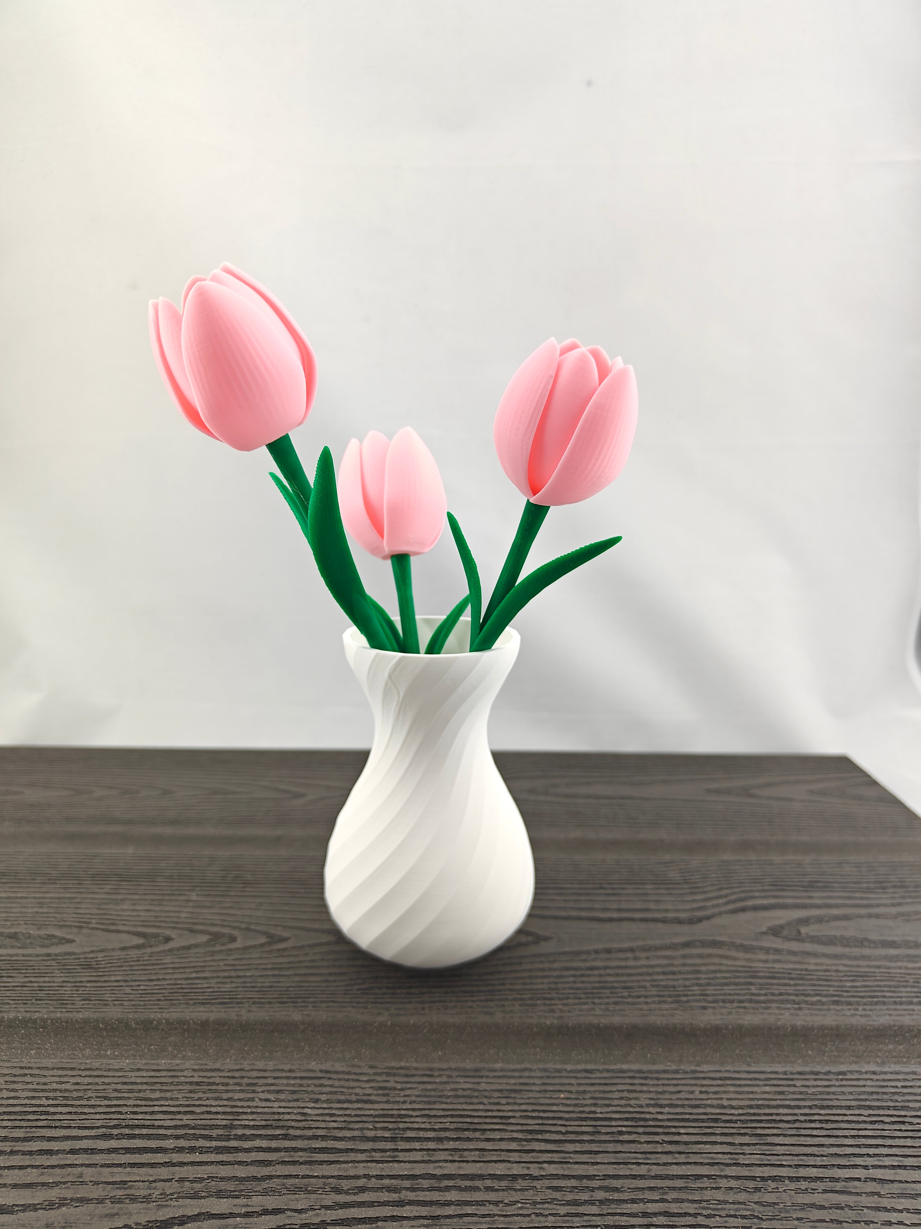 Tvistet vase med 3 valgfri tulipaner