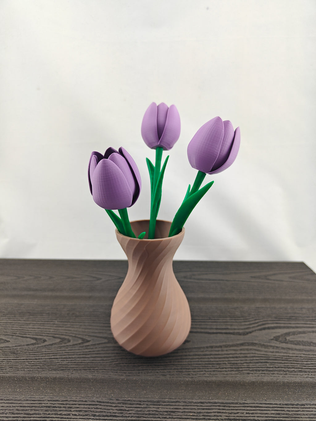 Tvistet vase med 3 valgfri tulipaner