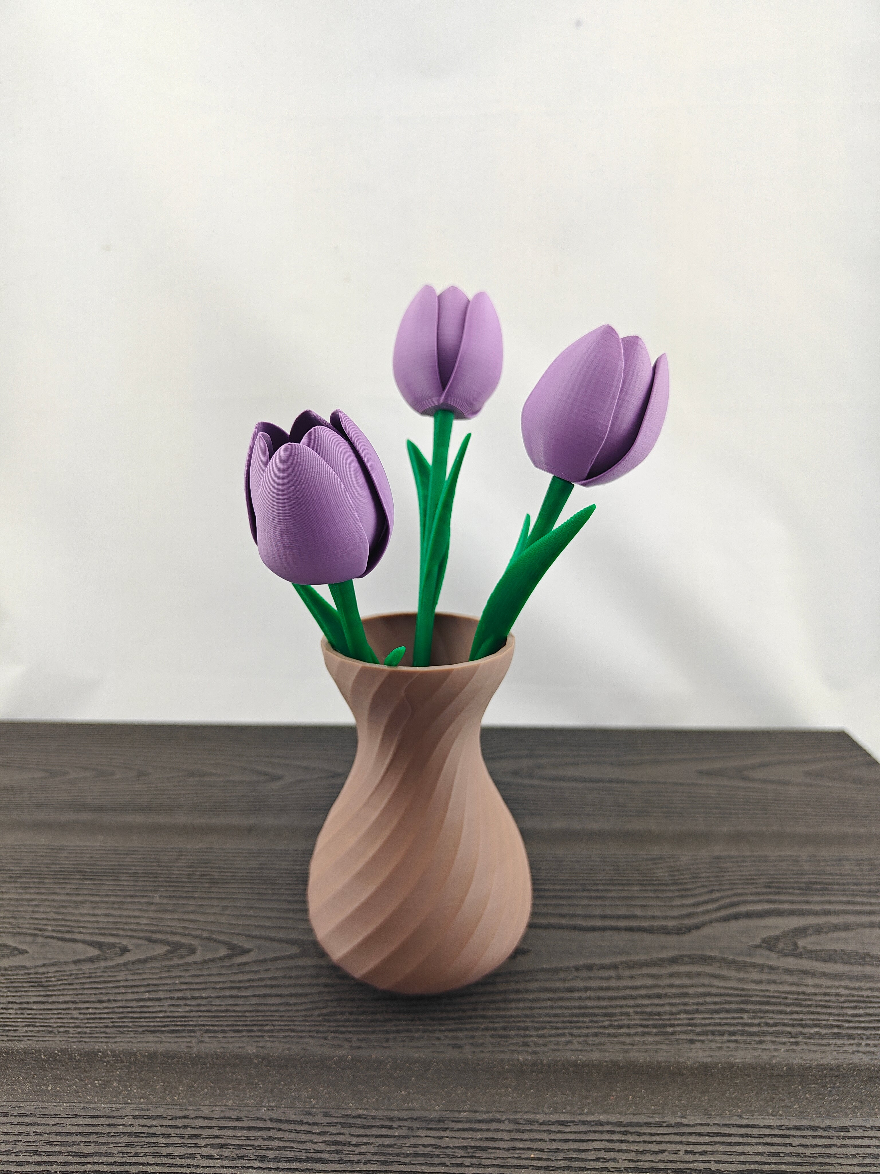 Tvistet vase med 3 valgfri tulipaner