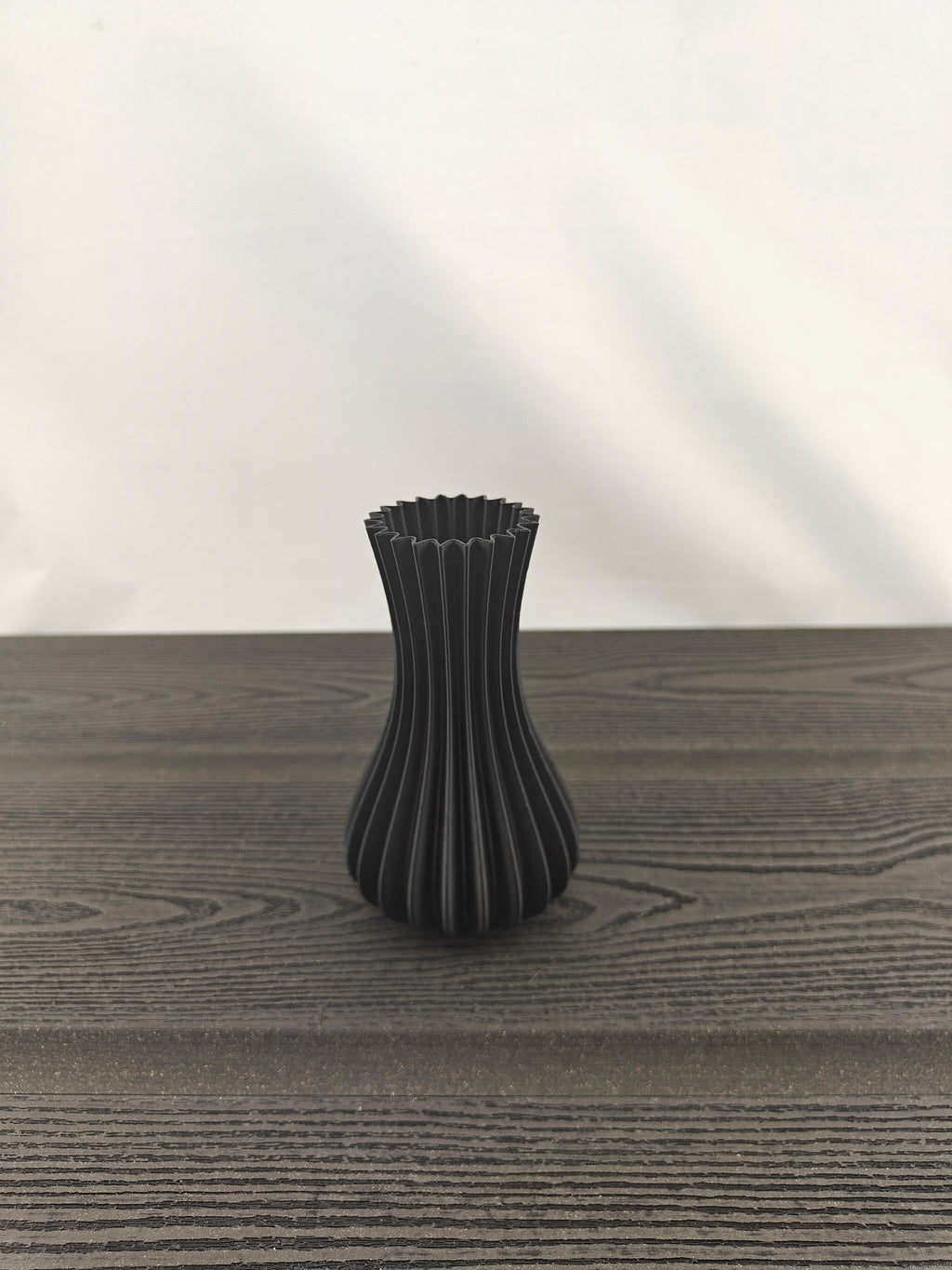 Rillet vase med 3 valgfri tulipaner