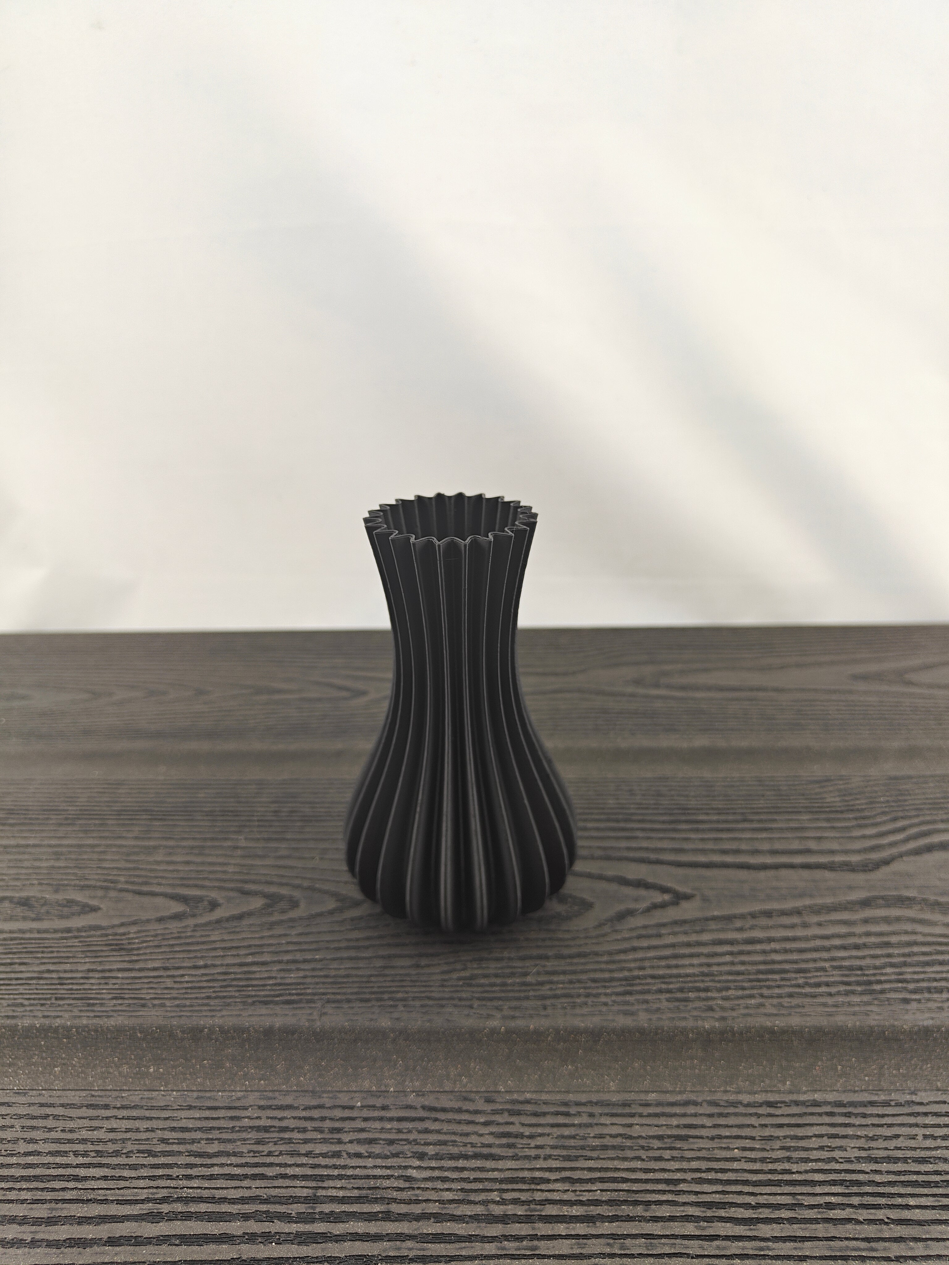 Rillet vase med 3 valgfri tulipaner