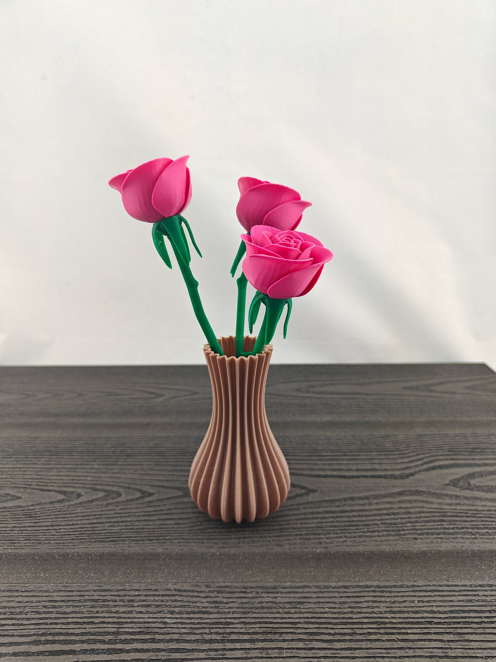 Rillet vase med 3 valgfri roser