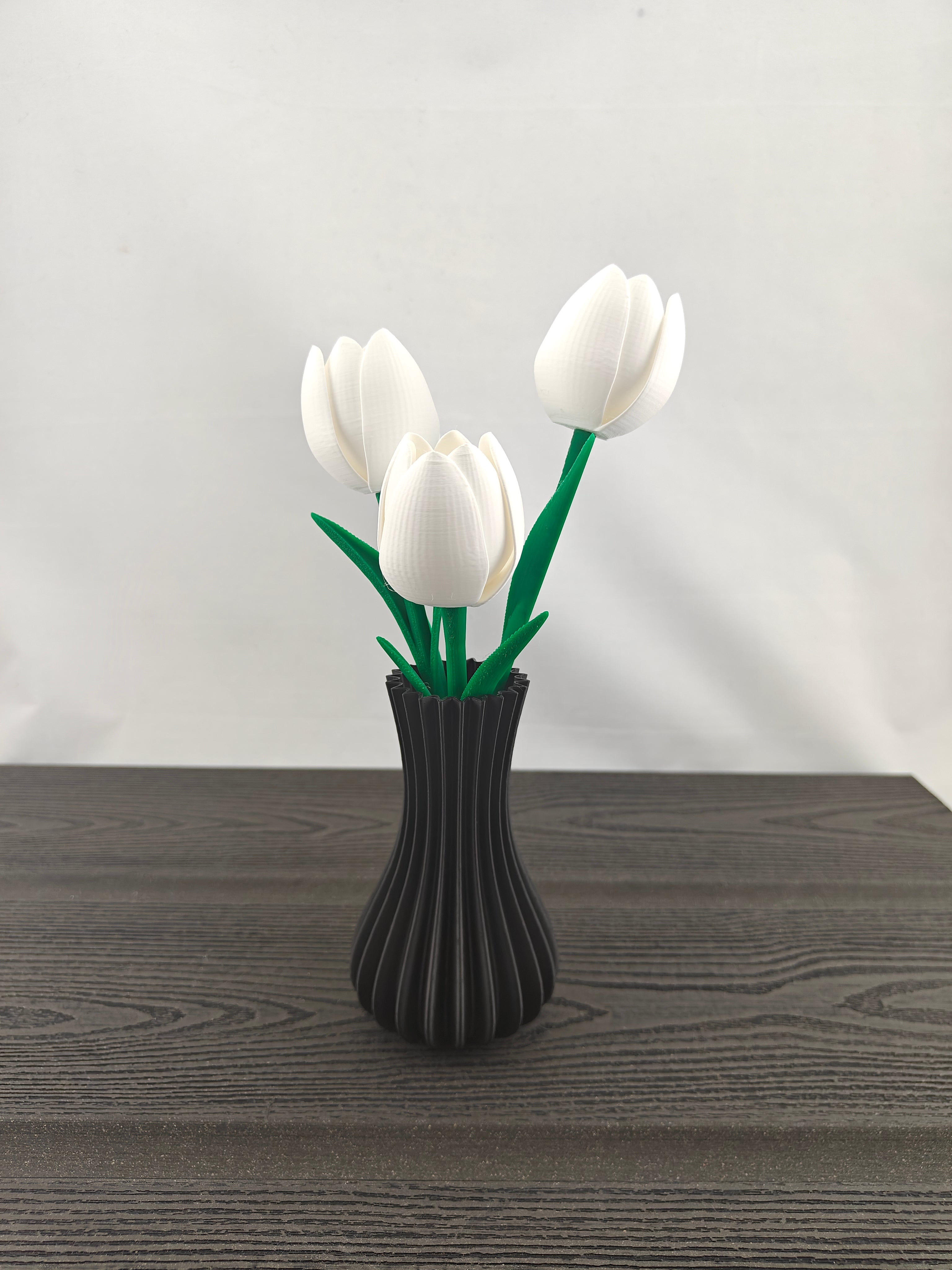 Rillet vase med 3 valgfri tulipaner