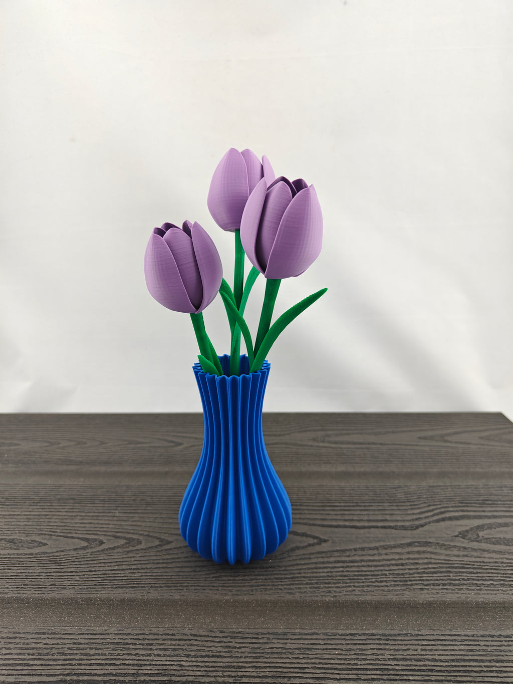 Rillet vase med 3 valgfri tulipaner