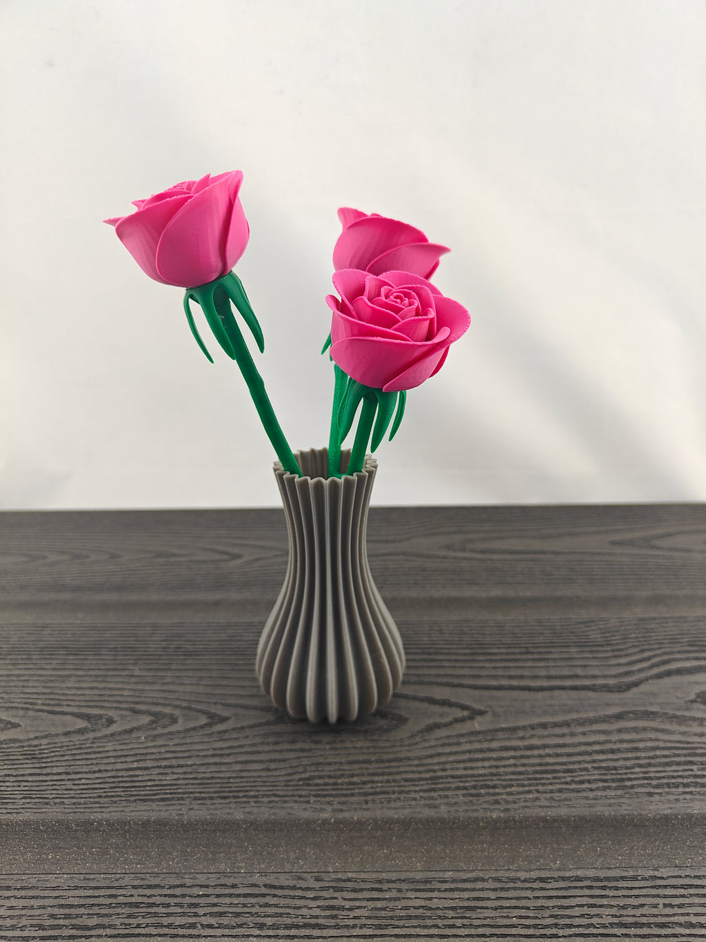 Rillet vase med 3 valgfri roser