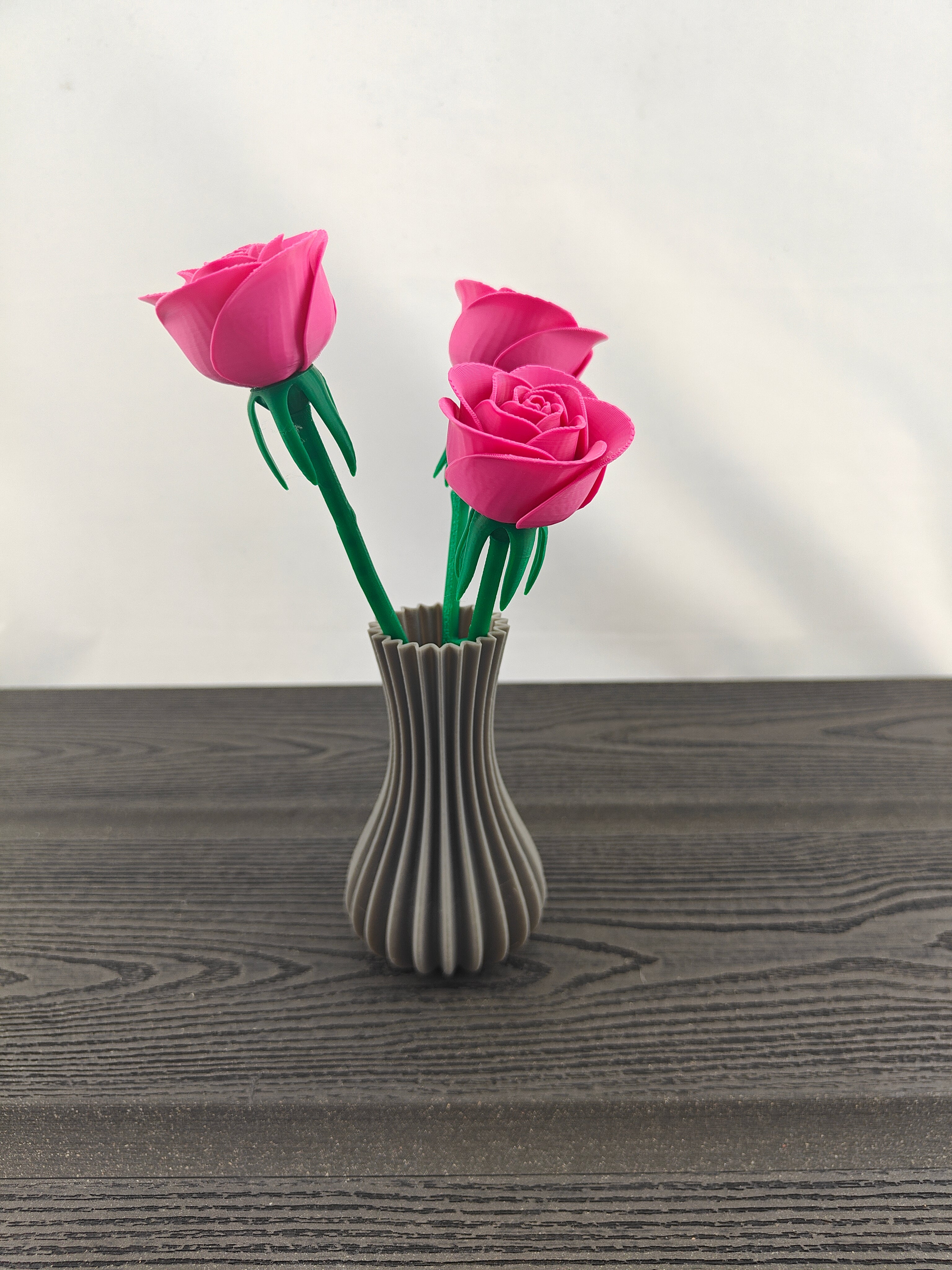 Rillet vase med 3 valgfri roser
