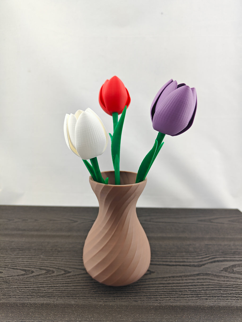 Tvistet vase med 3 valgfri tulipaner