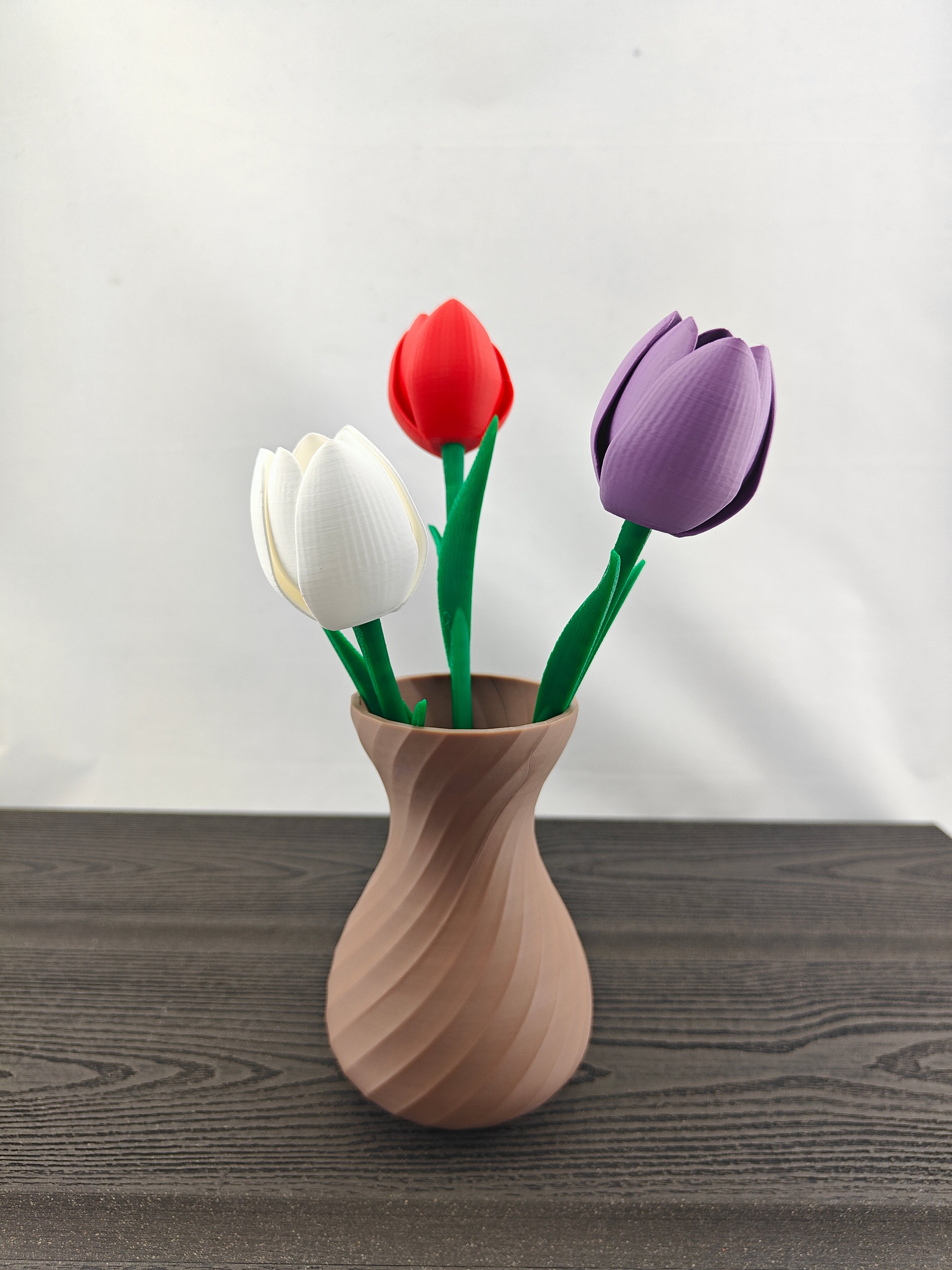 Tvistet vase med 3 valgfri tulipaner