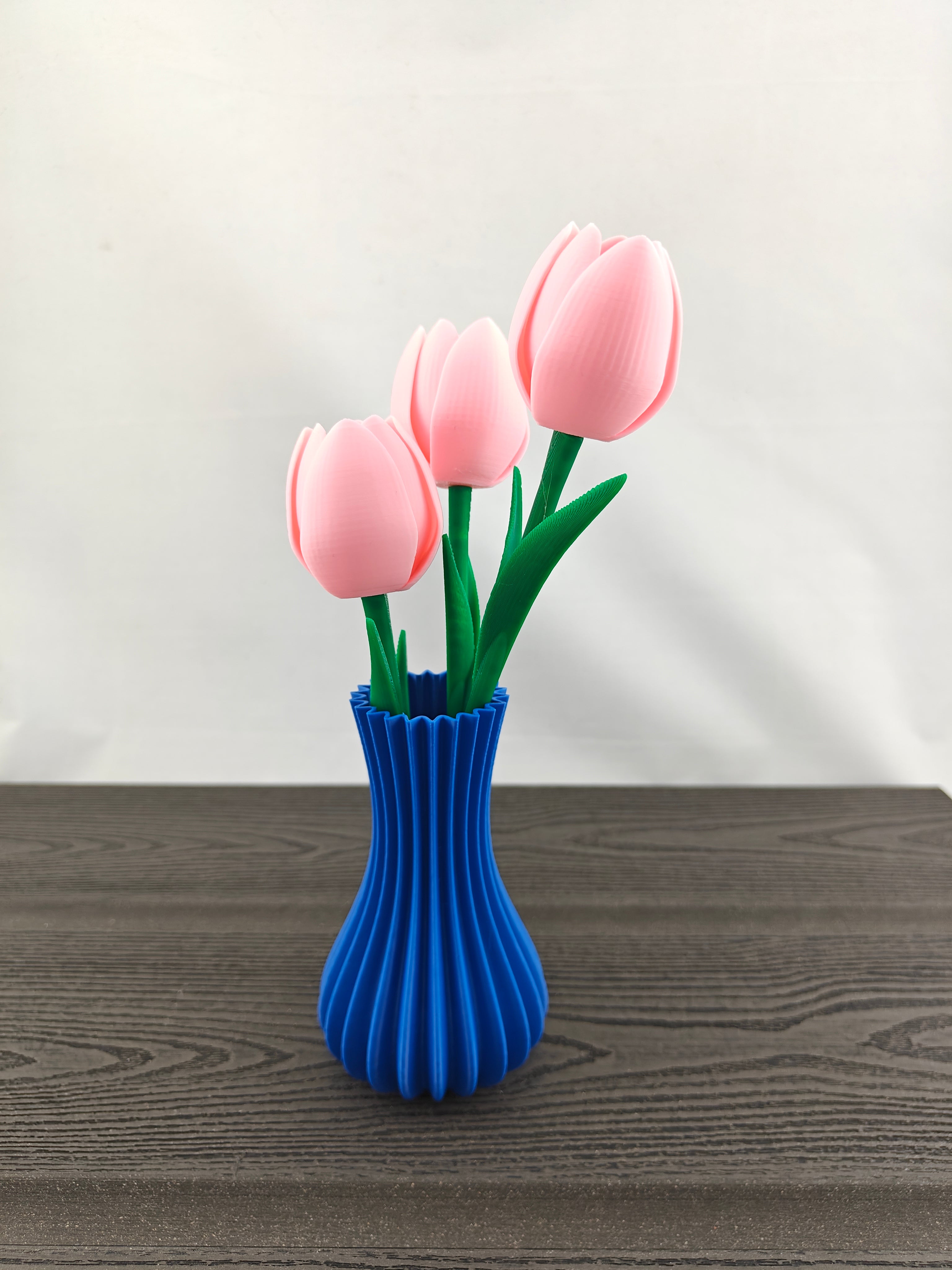 Rillet vase med 3 valgfri tulipaner