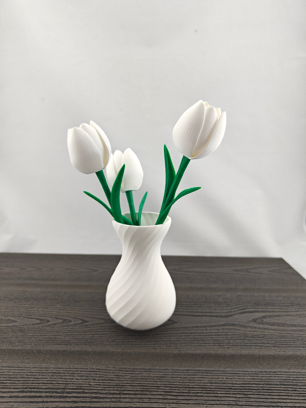 Tvistet vase med 3 valgfri tulipaner