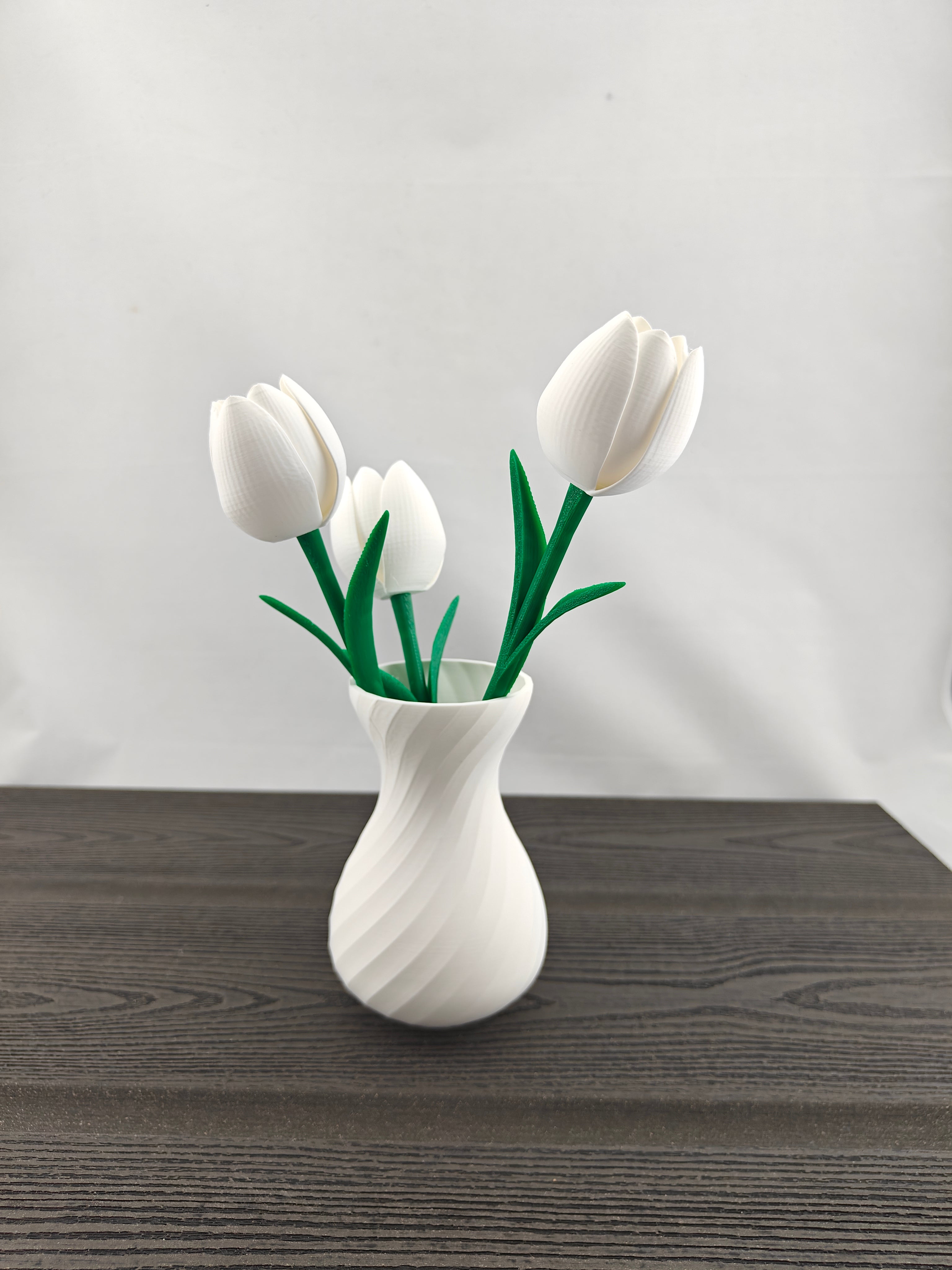 Tvistet vase med 3 valgfri tulipaner