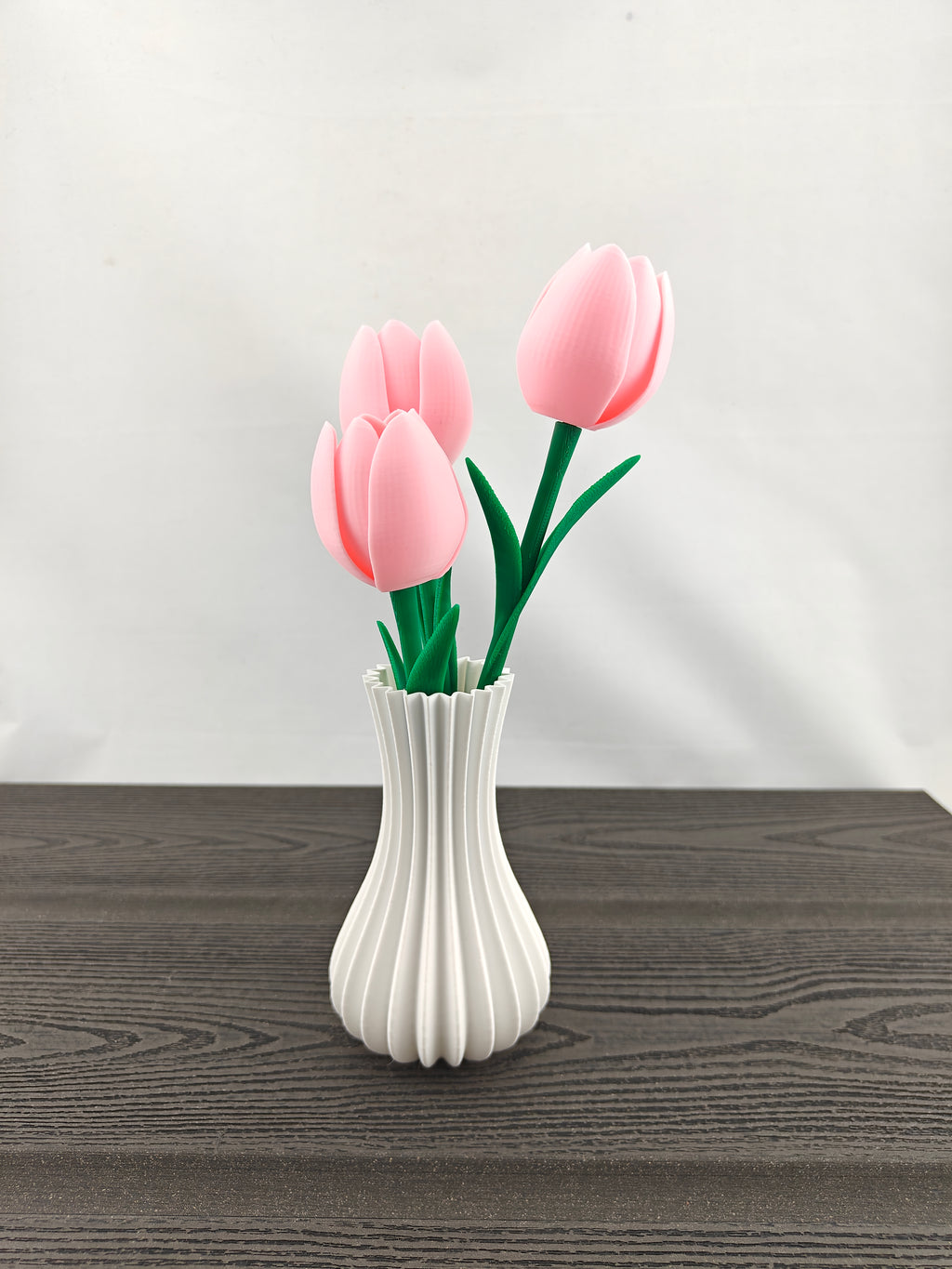 Rillet vase med 3 valgfri tulipaner