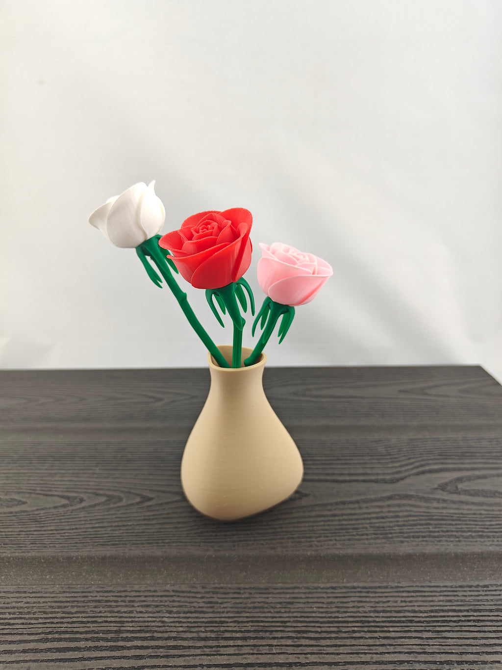 Trekant vase med 3 valgfri roser