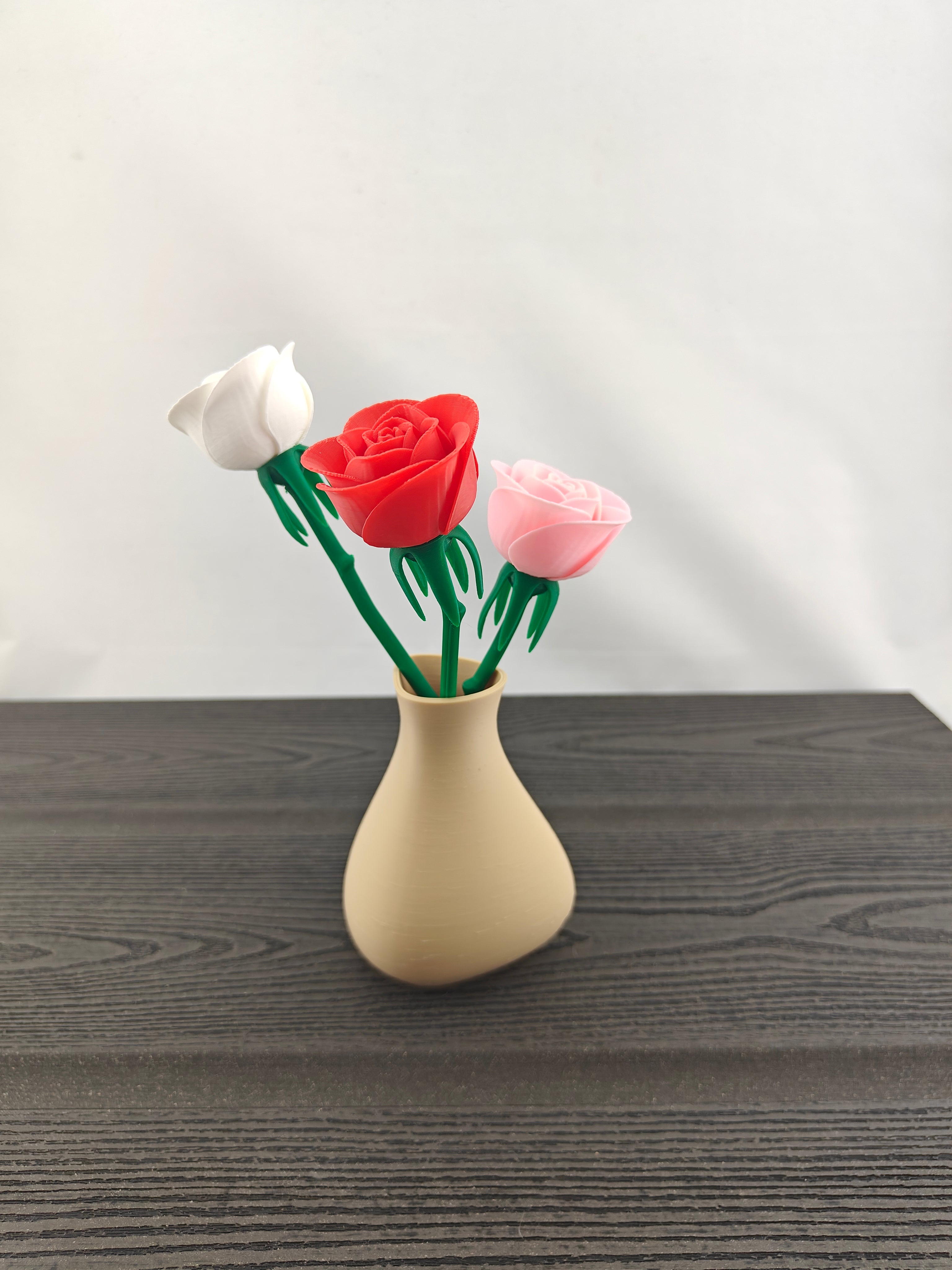 Trekant vase med 3 valgfri roser