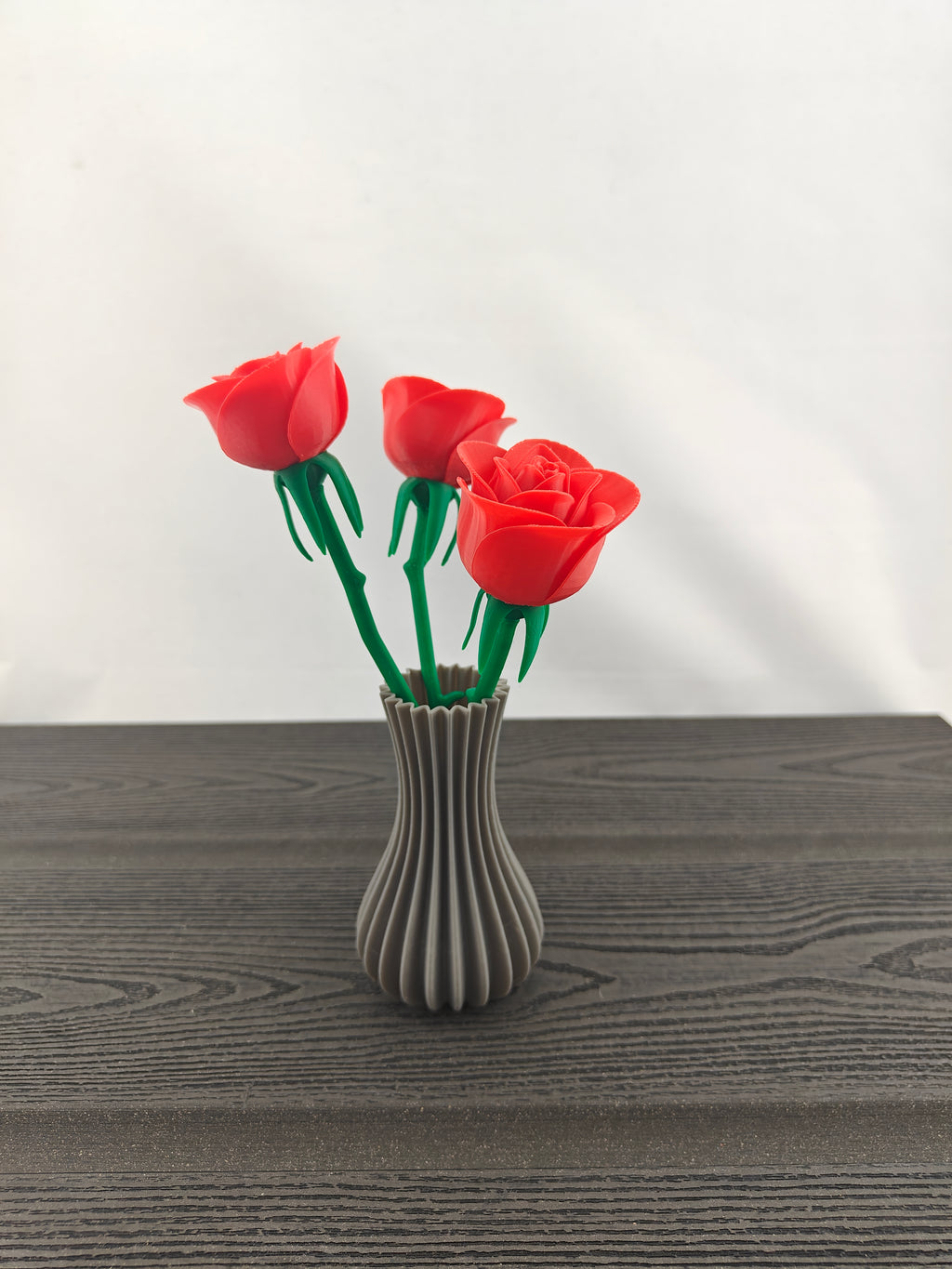 Rillet vase med 3 valgfri roser