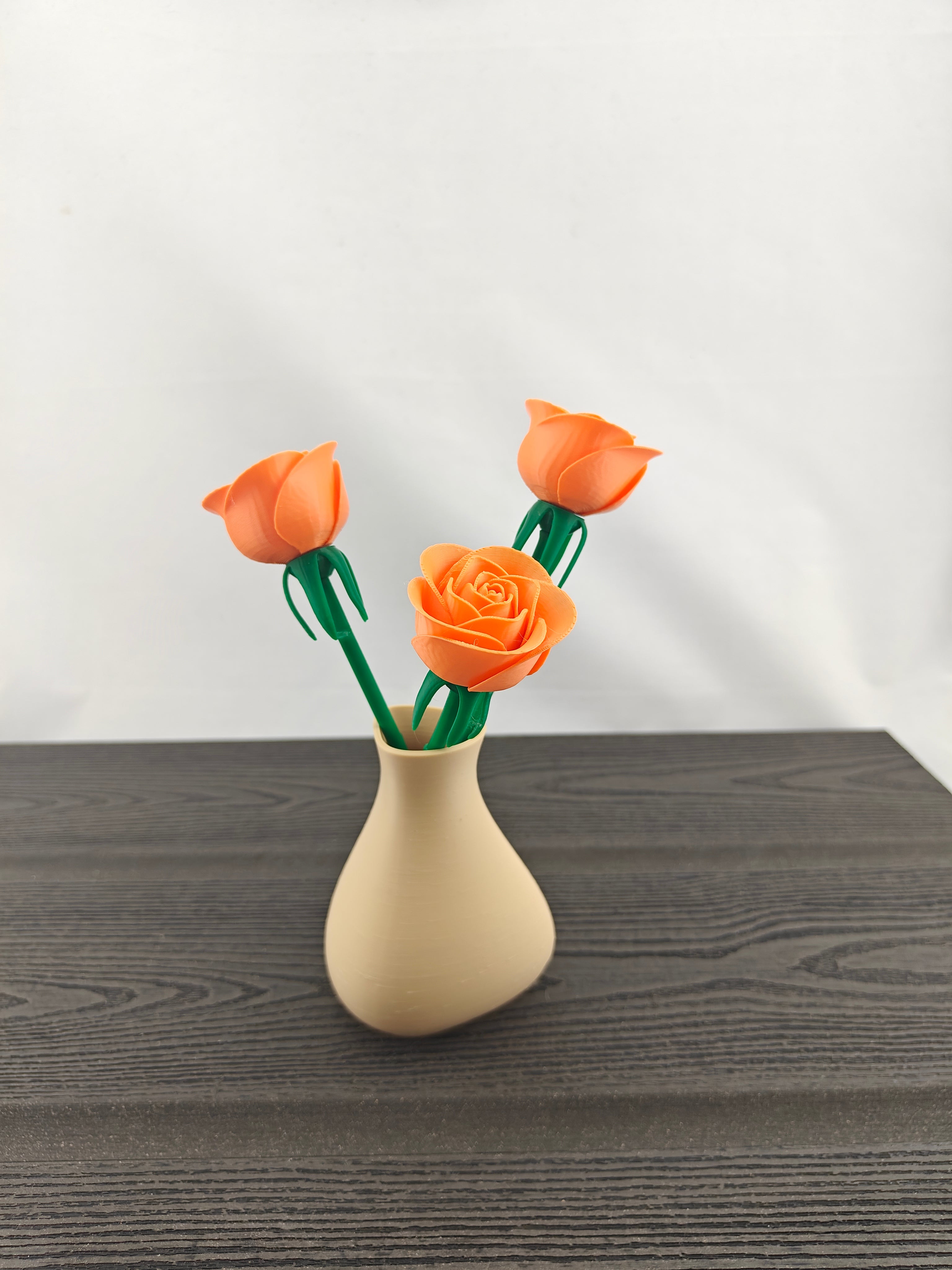 Trekant vase med 3 valgfri roser